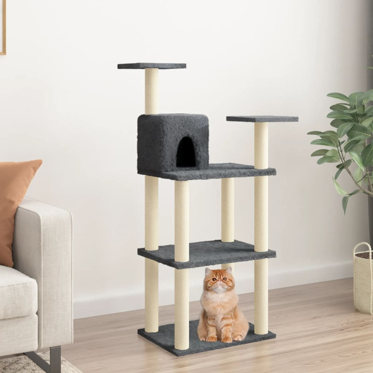 Katzenbaum mit einer Katze, die darauf sitzt. Es gibt einen Katzenbaum mit einer Katze.
