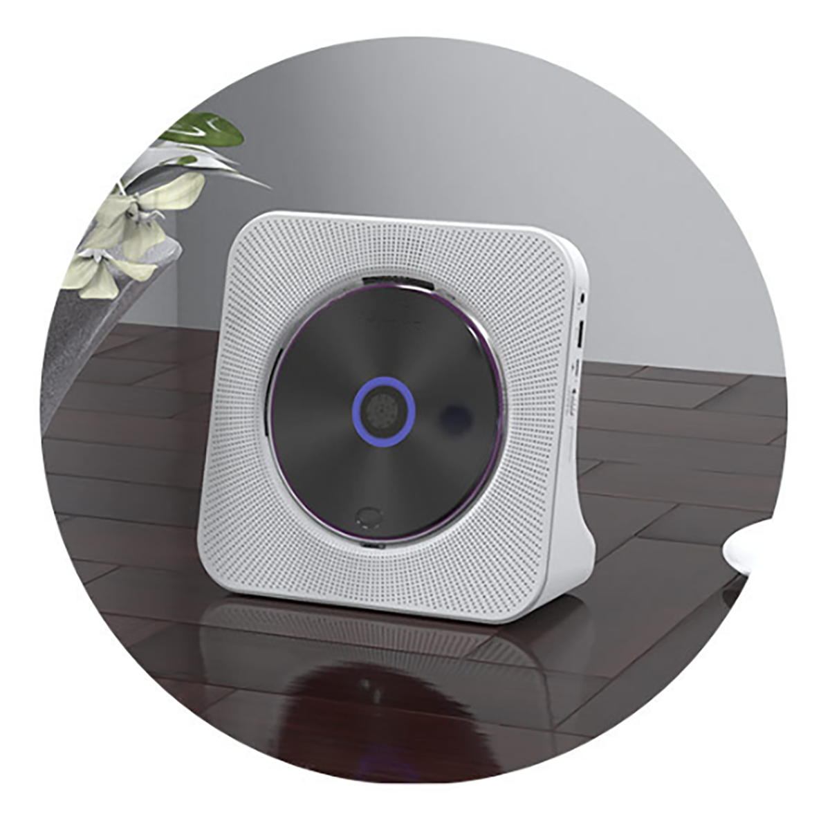 Ein weißer, an der Wand montierter CD-Player mit kreisförmigem Design und einer silbernen CD im Inneren, auf Holzoberfläche.