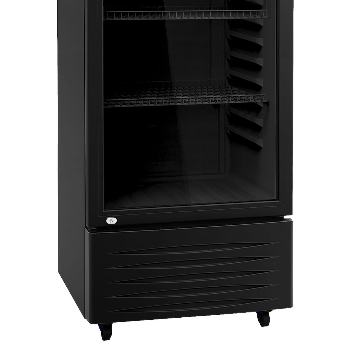 Refrigerador negro con puerta de vidrio. Estantes visibles en el interior. Base negra con líneas horizontales.