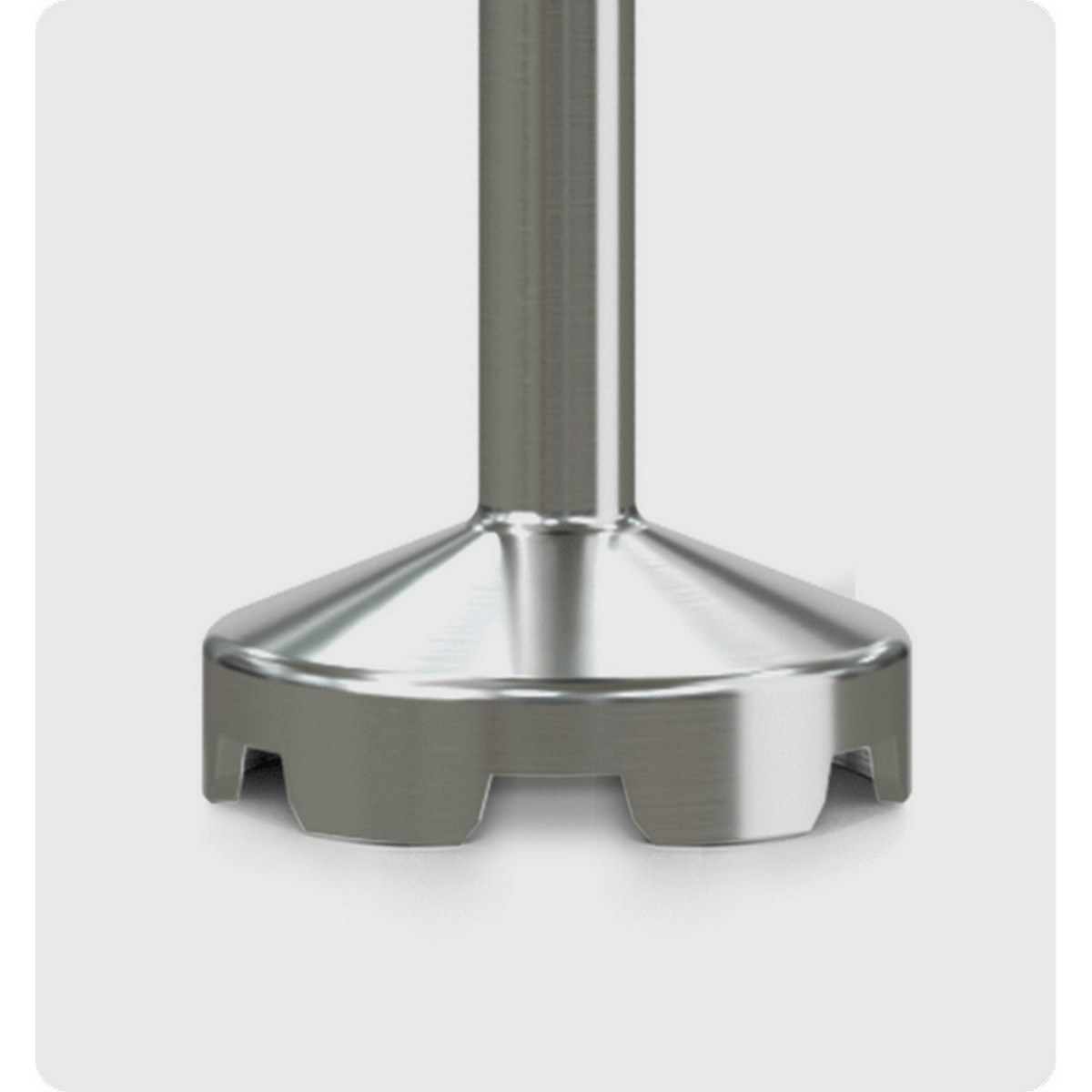 Srebrna podstawa blendera ręcznego. Ma metalową osłonę ostrza z kilkoma szczelinami, na białym tle.