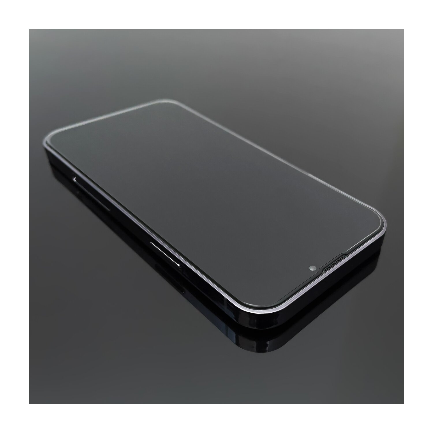 Ein Telefon auf einer reflektierenden Oberfläche. Der Bildschirm des Telefons ist schwarz.