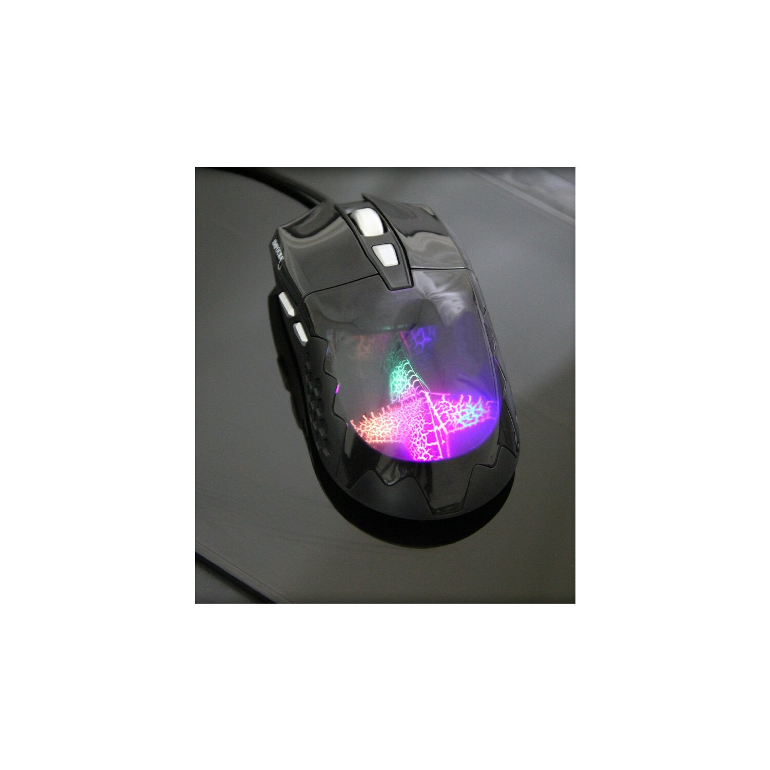 Schwarze Gaming-Maus mit bunten Lichtern, die sich auf einer schwarzen Oberfläche spiegeln.