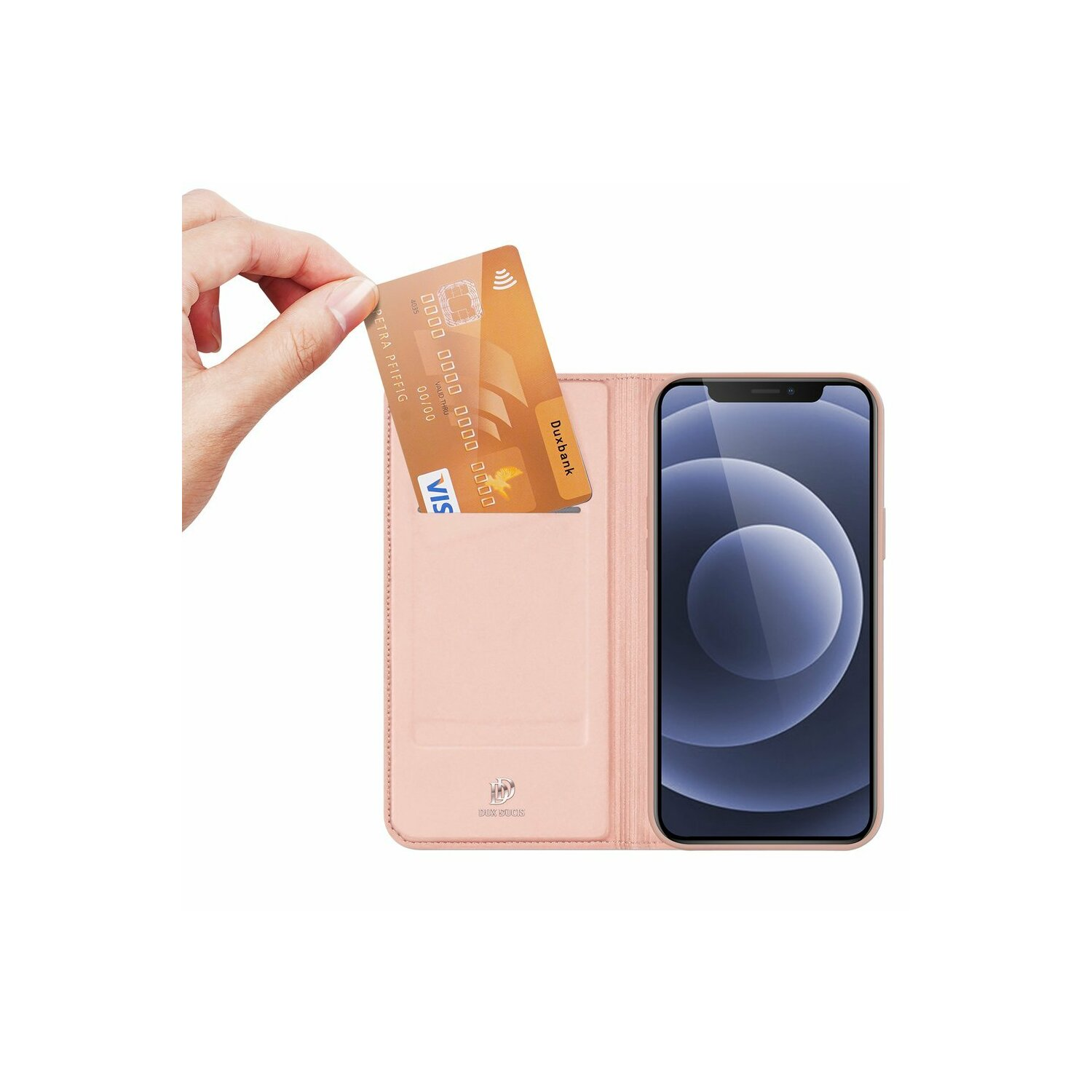 Eine Hand, die eine Kreditkarte hält, steckt sie in eine rosa Handyhülle mit einem Telefon darin.