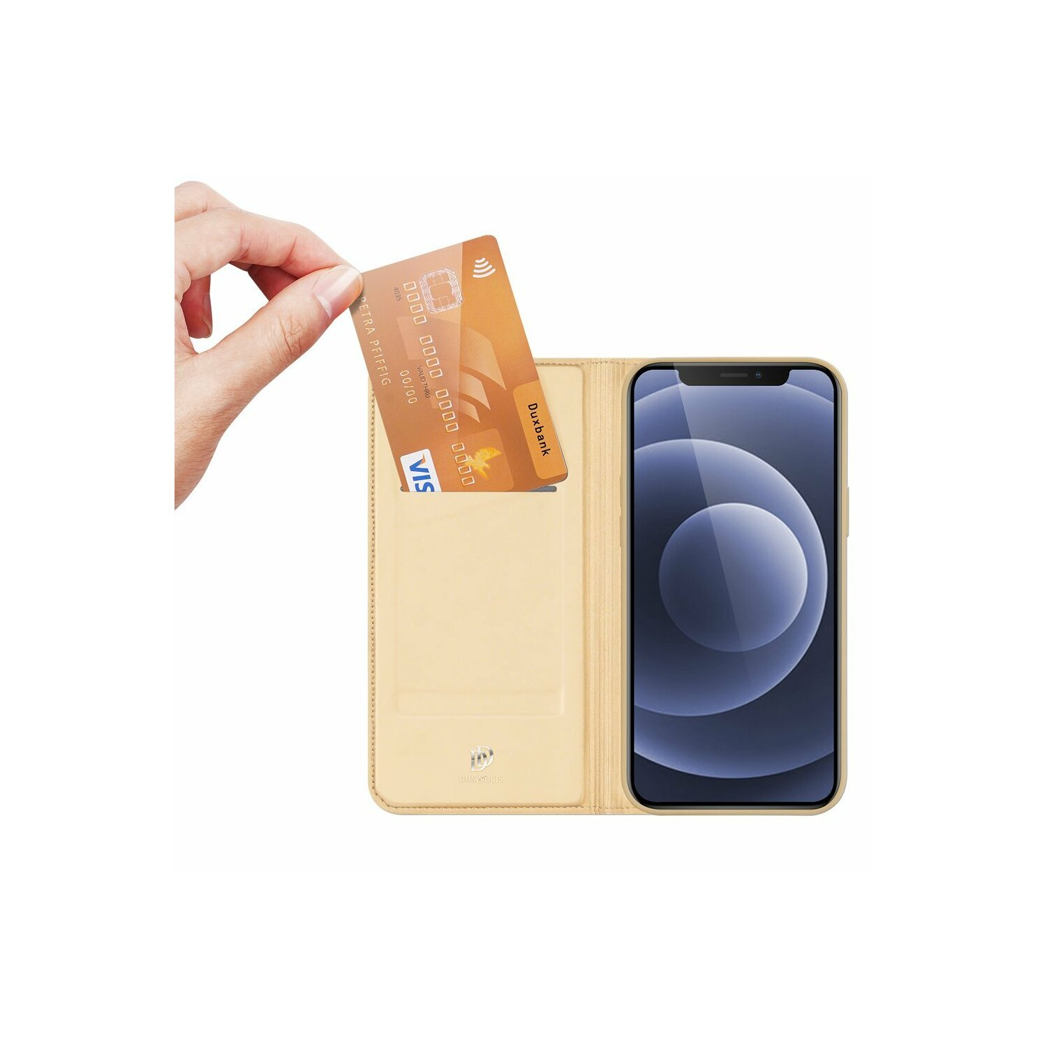 Hand steckt Kreditkarte in Handyhülle mit Telefon.