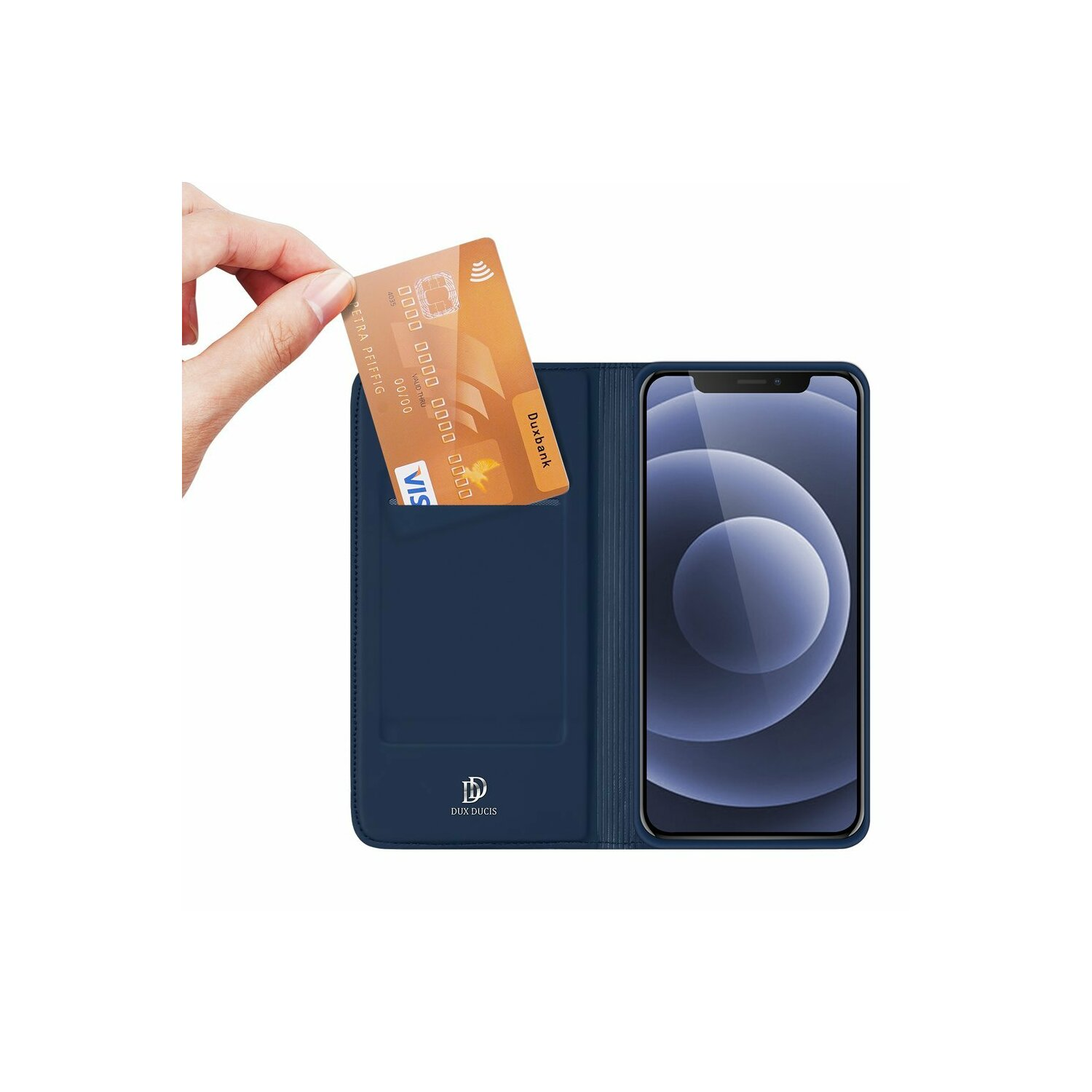 Eine Hand legt eine Karte in eine blaue Handyhülle mit einem Telefon darin.
