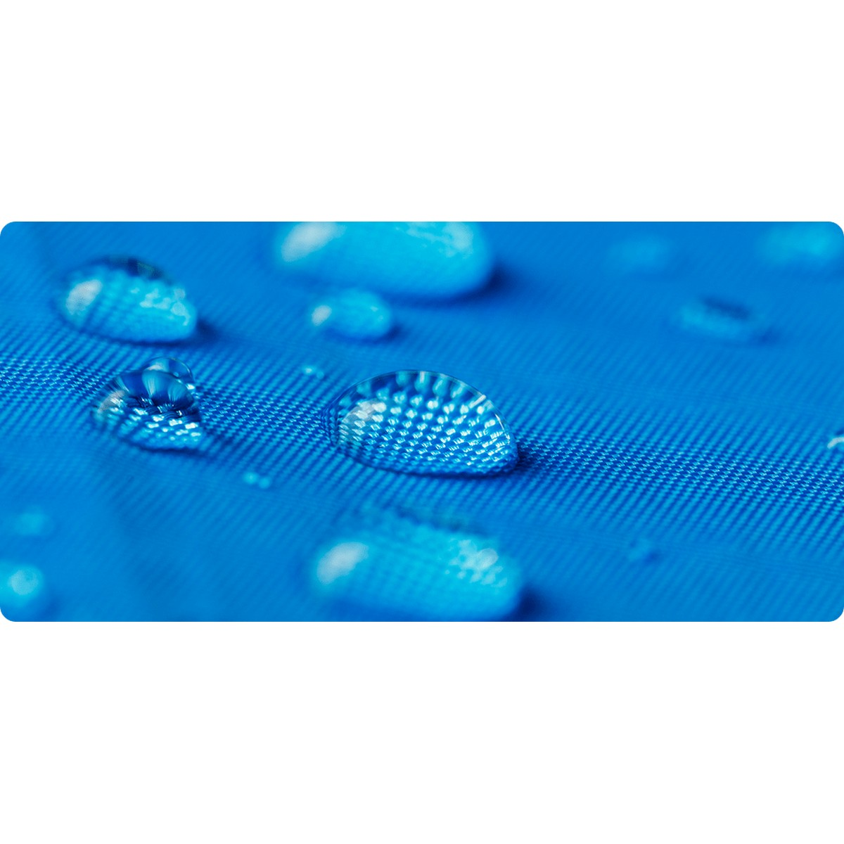 Gotas de agua sobre tela azul.