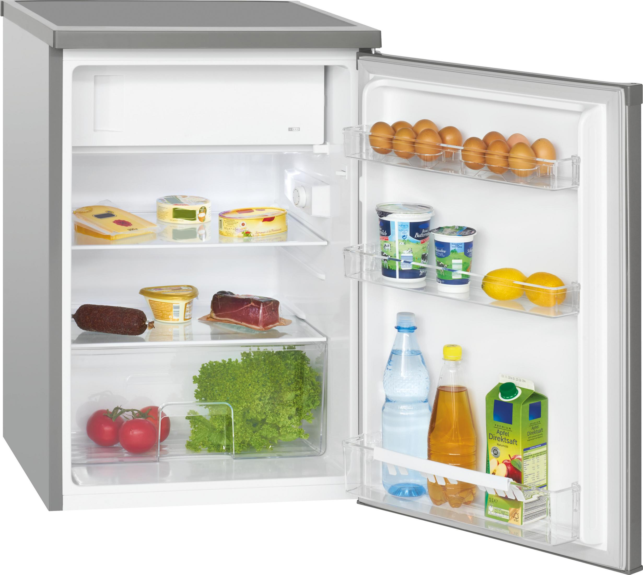 Ein Kühlschrank mit offener Tür, in dem verschiedene Lebensmittel sichtbar sind. Eier, Käse und Getränke.
