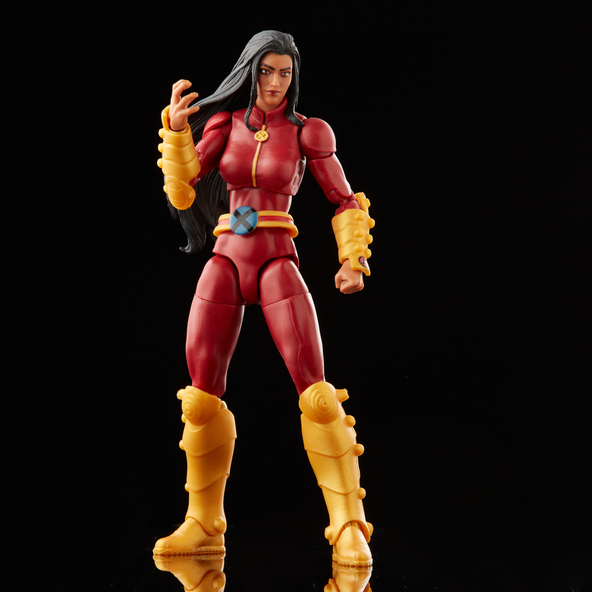 Una figura de acción roja y amarilla de una mujer con cabello negro largo y armadura dorada.