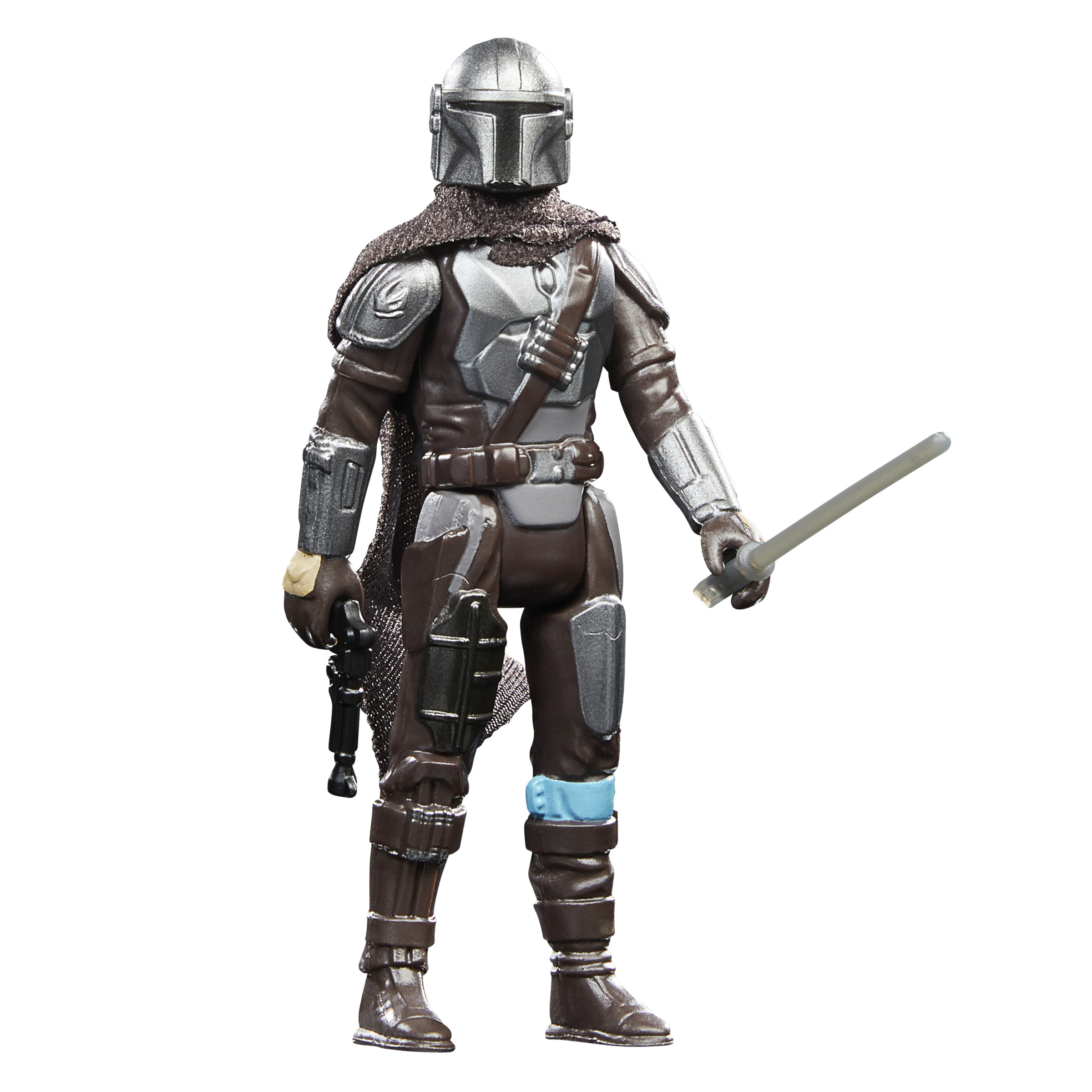 La figura de acción de Mandaloriano está de pie, sosteniendo un bláster. Tiene un casco gris y armadura marrón.
