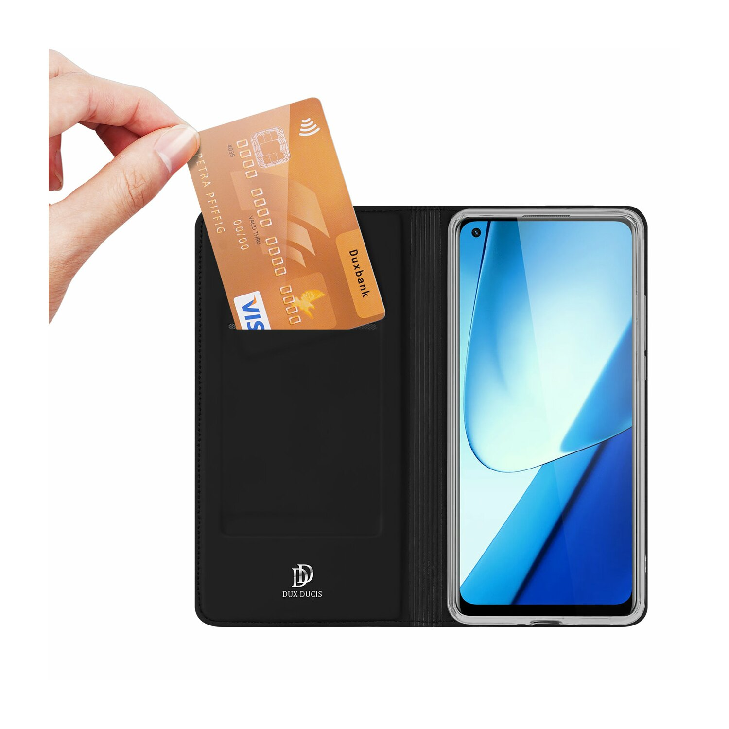 Eine Hand hält eine Kreditkarte über einer geöffneten Handyhülle mit einem Telefon. Die Karte ist goldfarben.