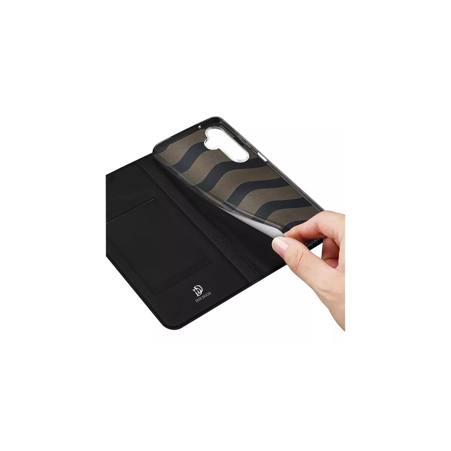Eine Hand, die eine schwarze Handyhülle mit gestreiftem Innenraum öffnet.