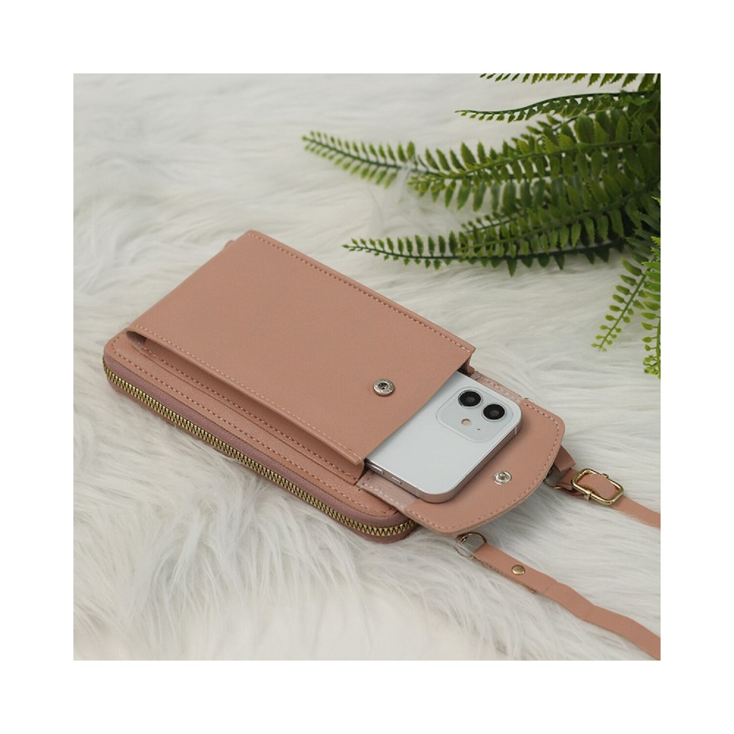Rosa Handytasche auf weißer, flauschiger Oberfläche, mit Handy darin.