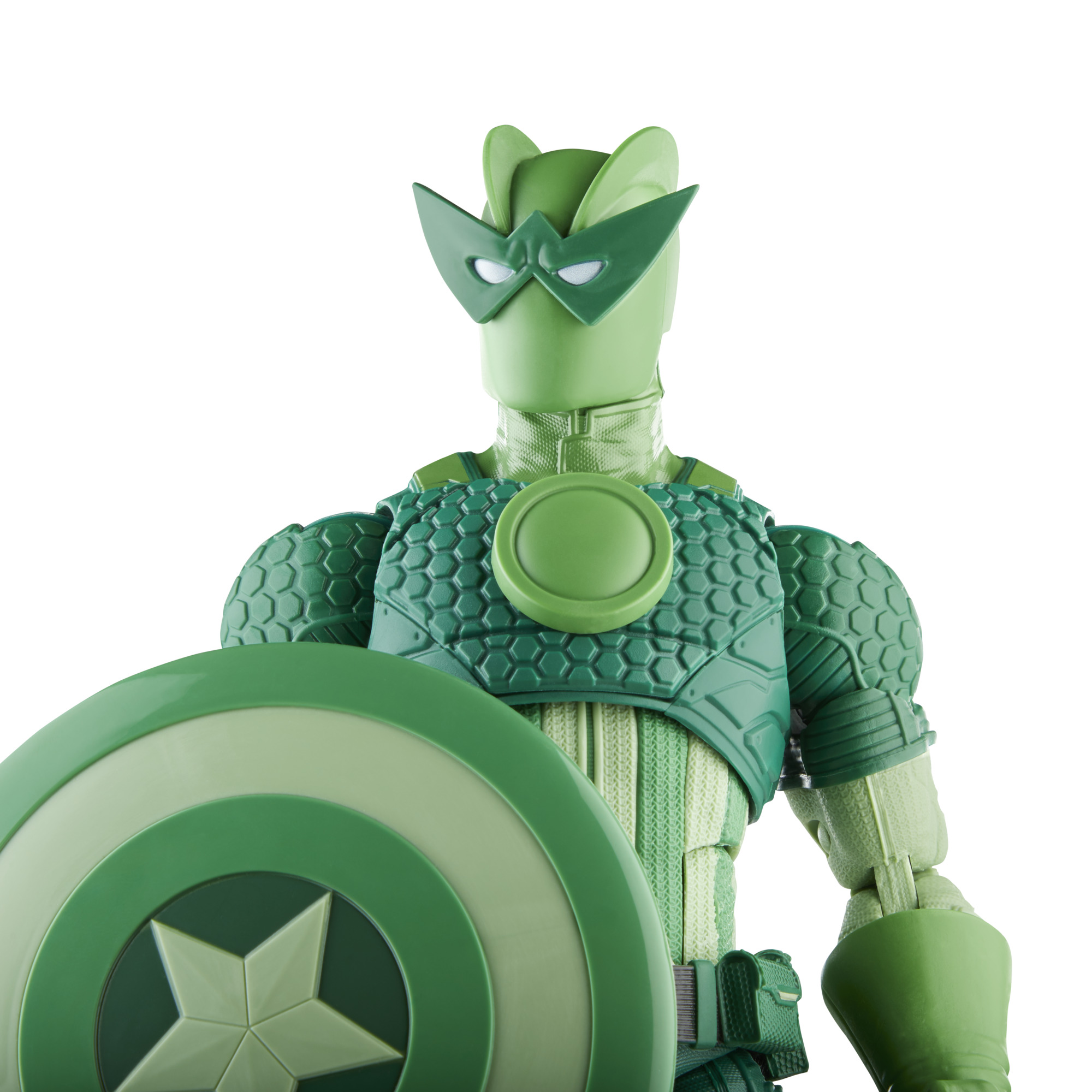 Una figura con traje verde con un escudo. Lleva una máscara y un escudo verde.