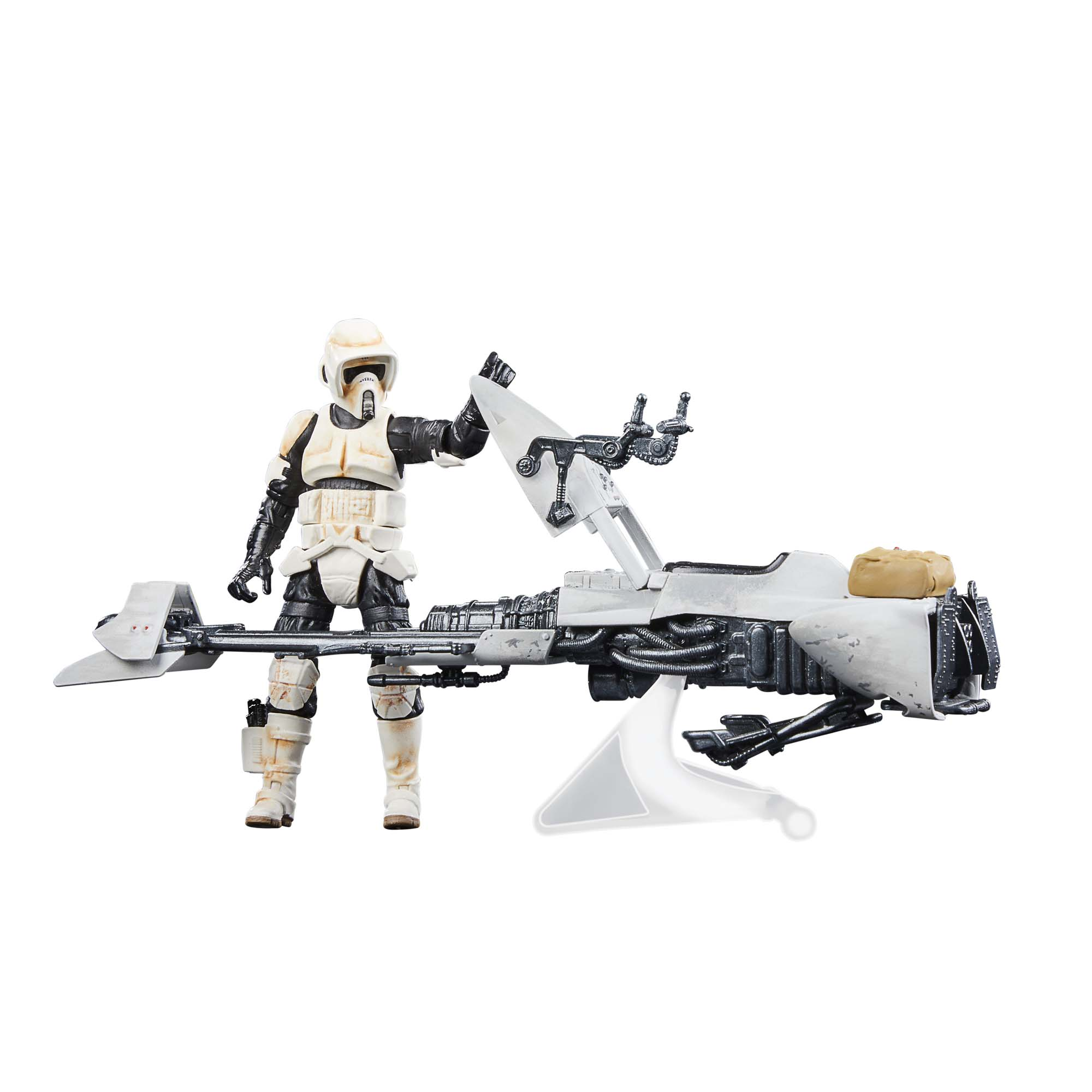 Beyaz bir Scout Trooper figürü, beyaz bir yüzey üzerinde beyaz bir speeder bisikletinin yanında duruyor.