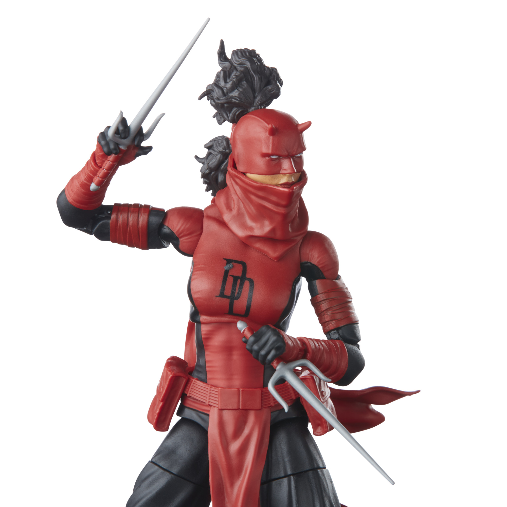 Una figura de acción con traje rojo de una mujer enmascarada, sosteniendo dos sais.