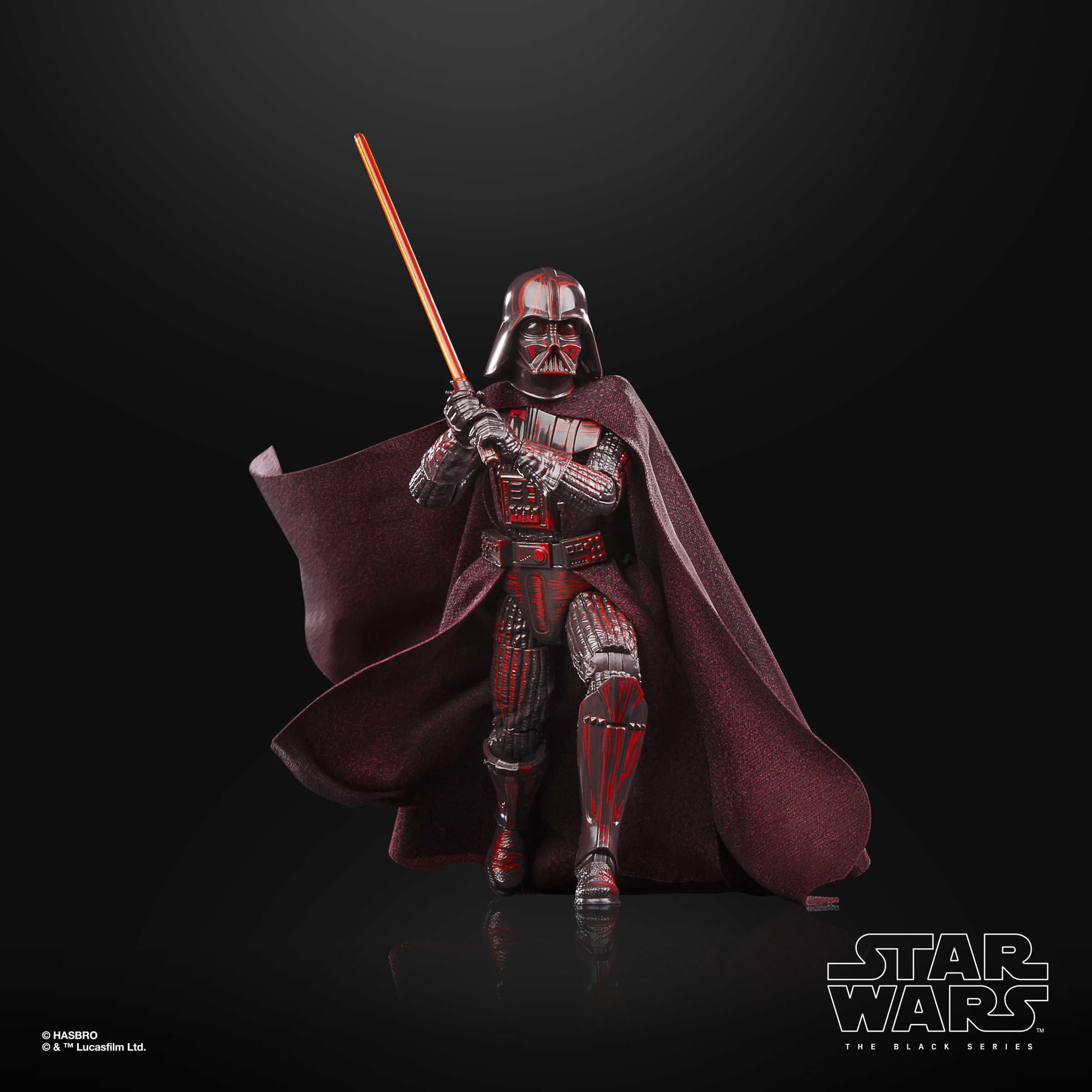 Figura de Darth Vader. Lleva armadura negra y una capa, sosteniendo un sable de luz rojo.