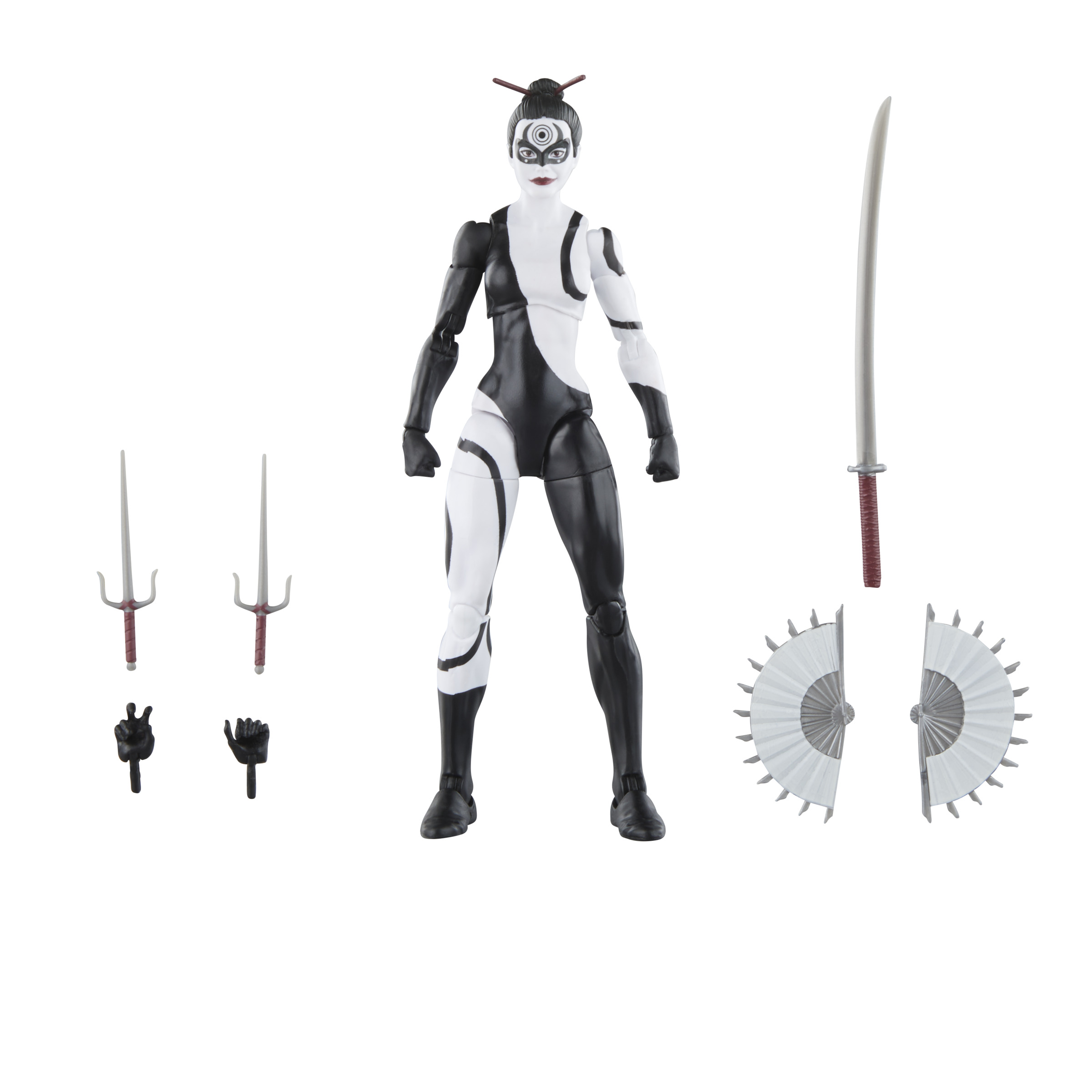 Figura de acción femenina, traje blanco y negro, sosteniendo espadas y abanicos. Accesorios sobre superficie blanca.