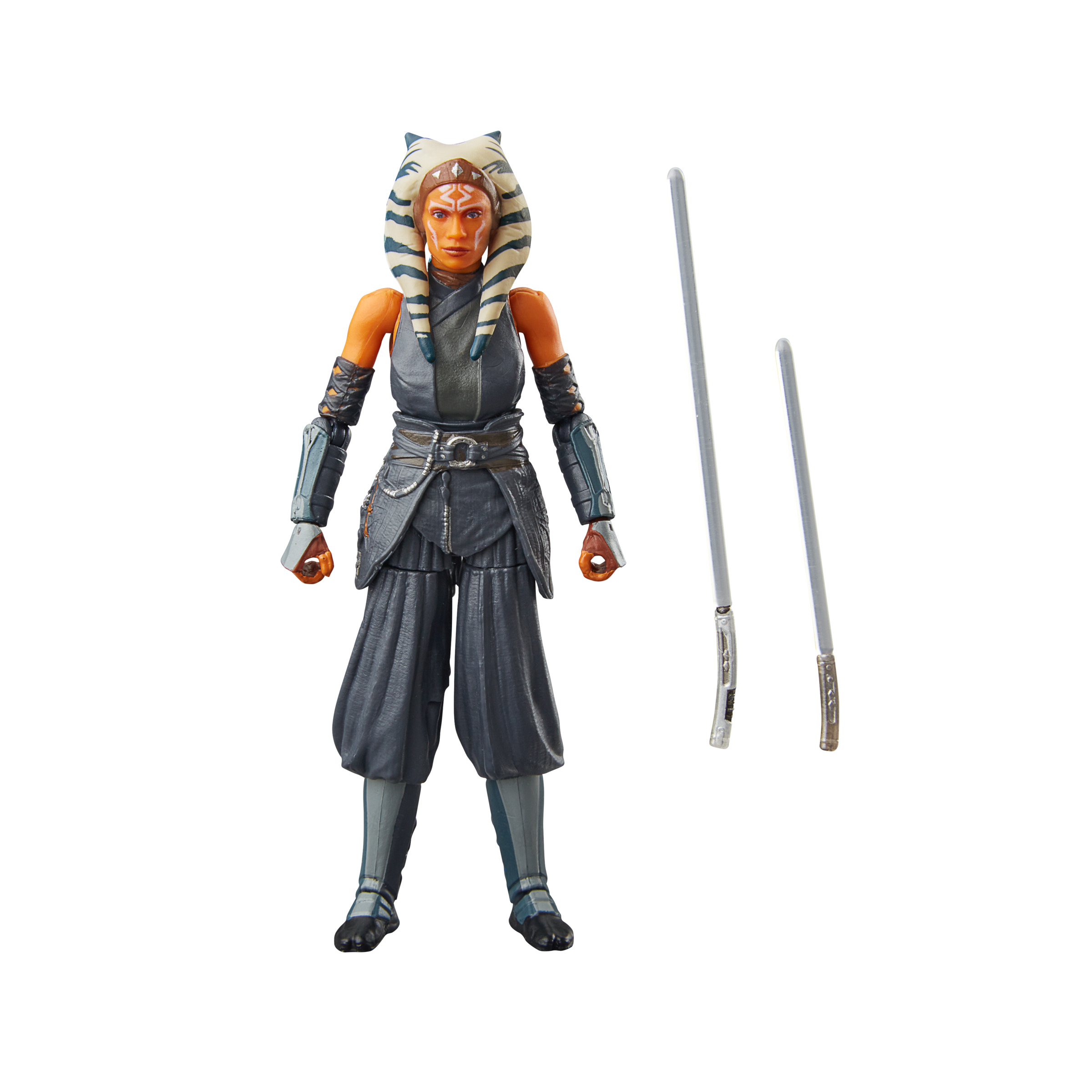 Ahsoka Tano Actionfigur mit zwei Lichtschwertern und in dunkler grauer Kleidung.
