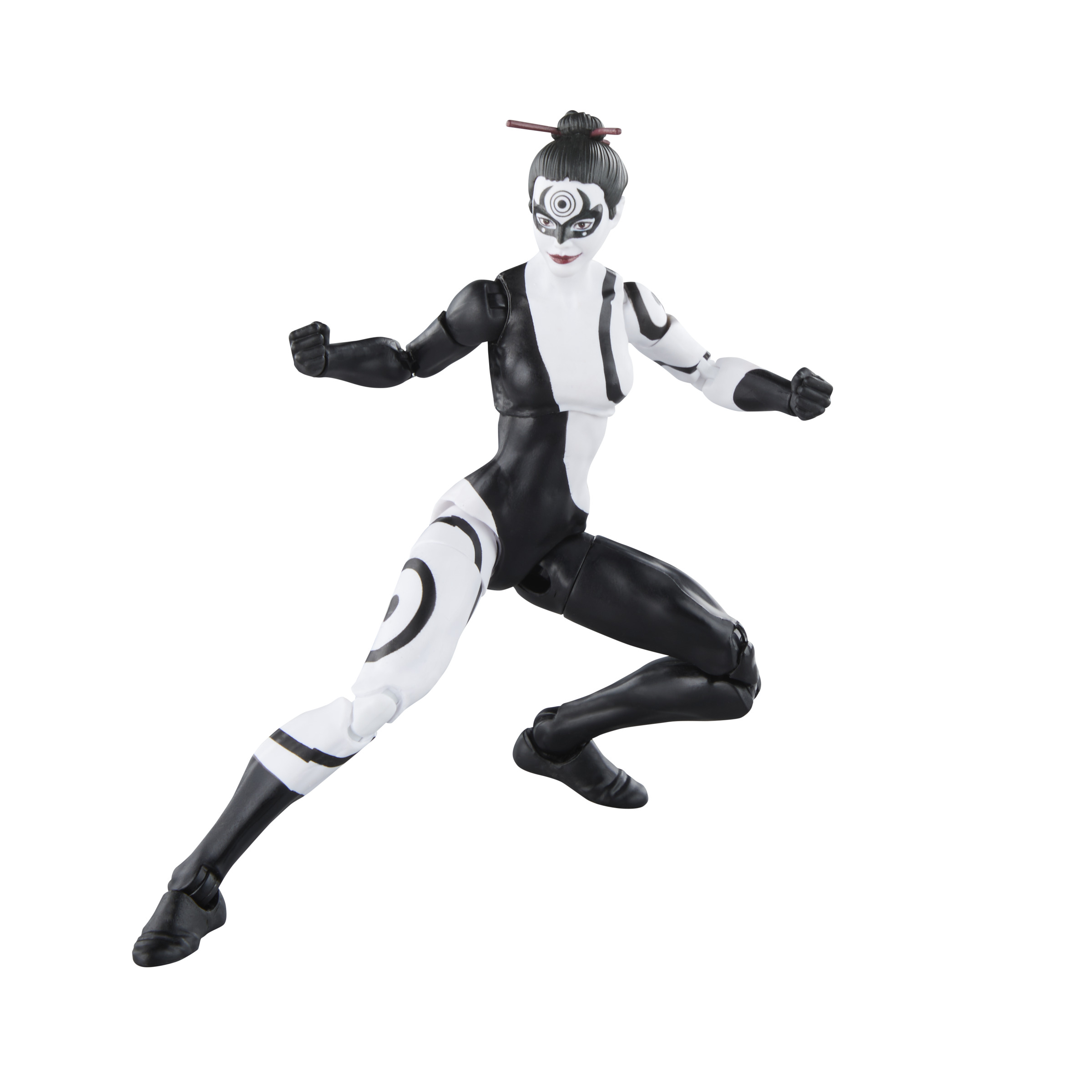 Una figura femenina con un atuendo blanco y negro, en acción, con un diseño facial único, sobre fondo blanco.