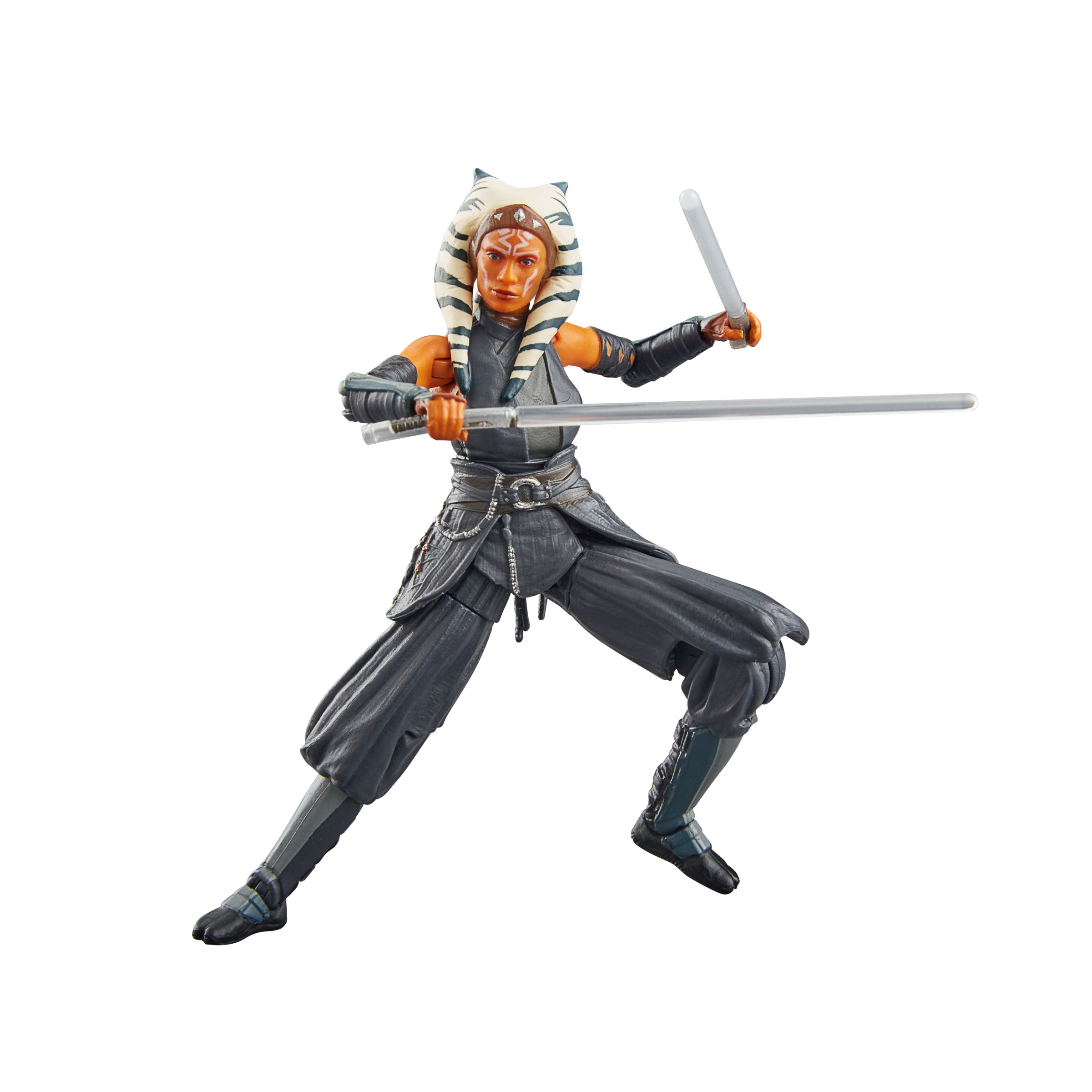 Ahsoka Tano Actionfigur in dynamischer Pose, mit zwei Lichtschwertern, auf weißem Hintergrund.