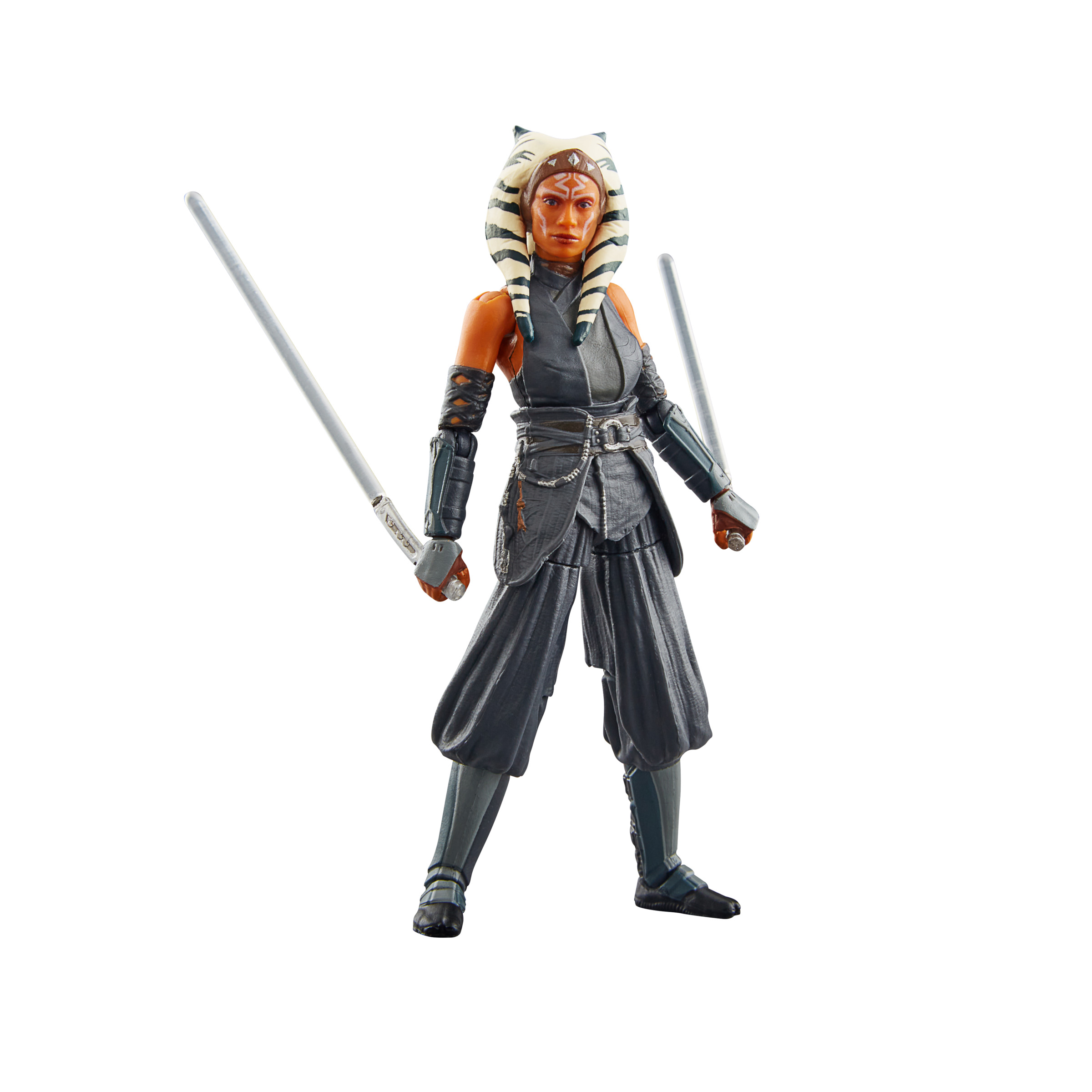 Ahsoka Tano Actionfigur, posiert mit zwei Lichtschwertern, trägt graues Outfit, auf weißem Hintergrund.