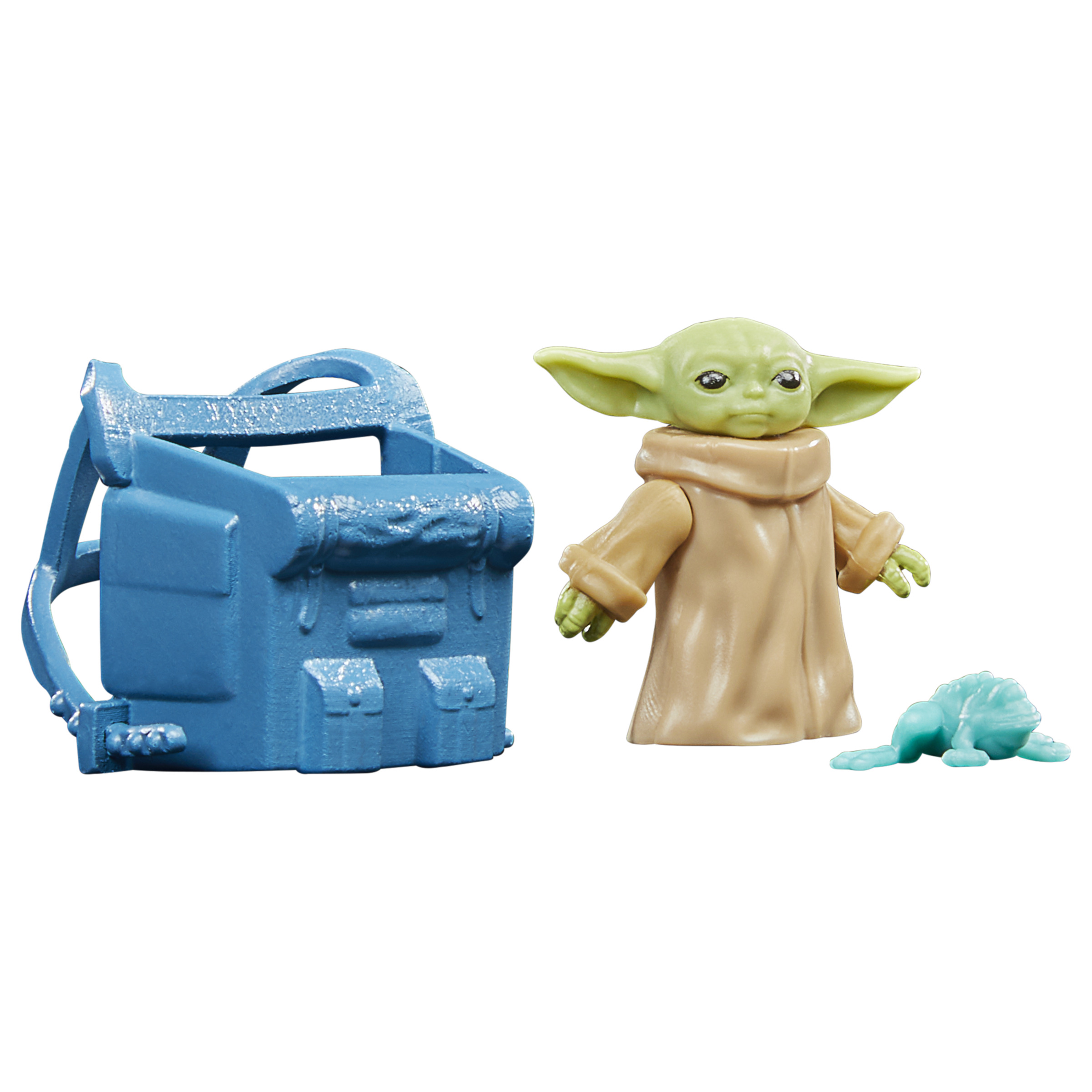 Figura de acción de Baby Yoda con mochila azul y una pequeña criatura azul, sobre fondo blanco.