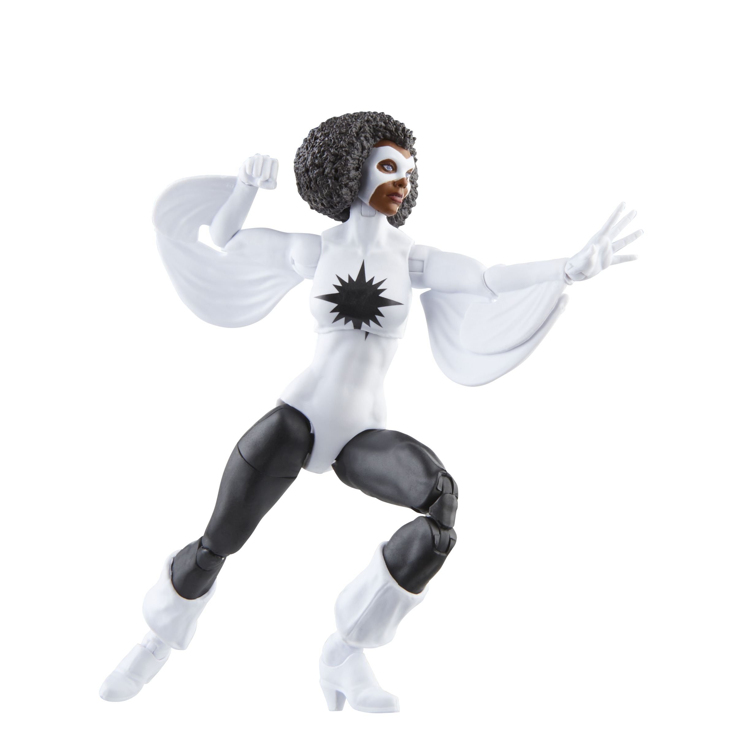 Figurka kobiety w białym kostiumie z czarnymi akcentami. Pozuje na białym tle.