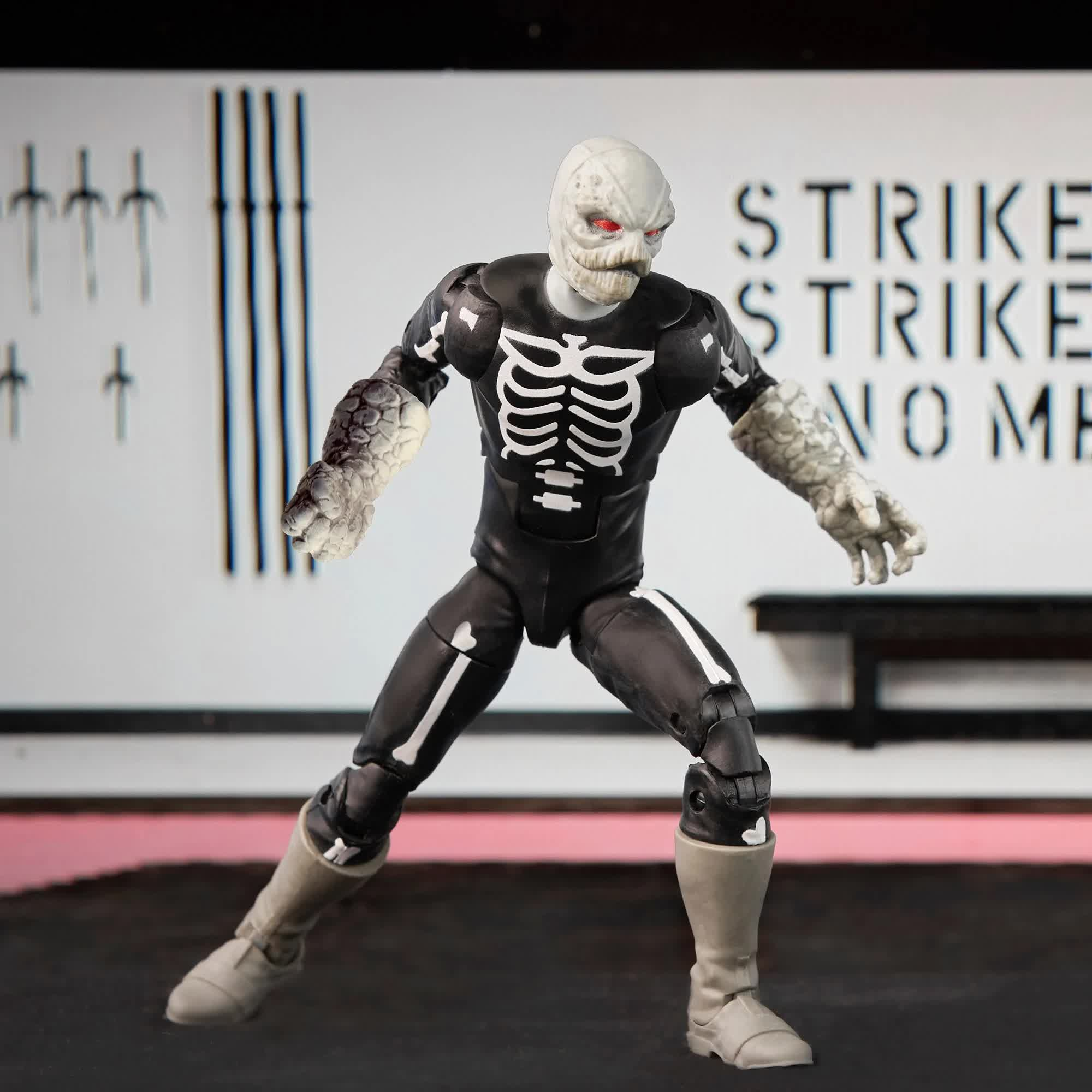 Una figura de Marvel en blanco y negro, con diseño de esqueleto sobre fondo blanco.
