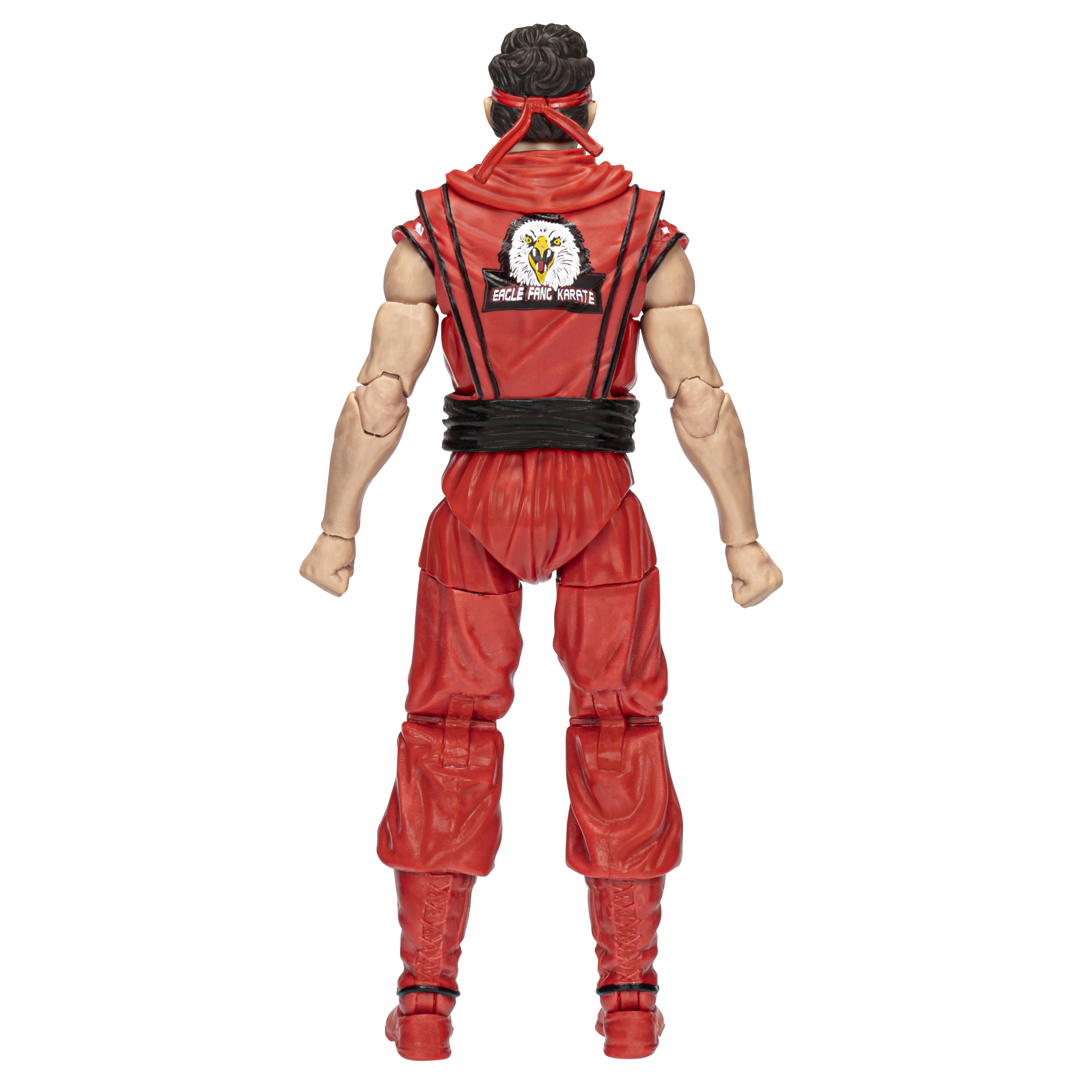 Un hombre con uniforme de karate rojo, vista trasera. Tiene una cinta roja y cinturón negro. Un logo en su espalda.