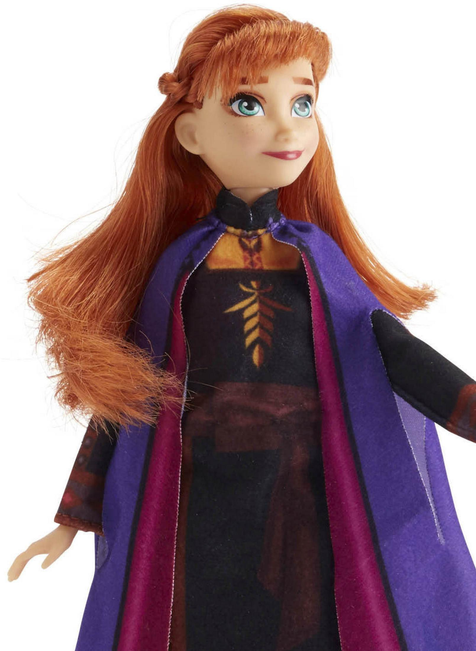 Eine Puppe von Anna aus Frozen, mit roten Haaren und einem lila Umhang.