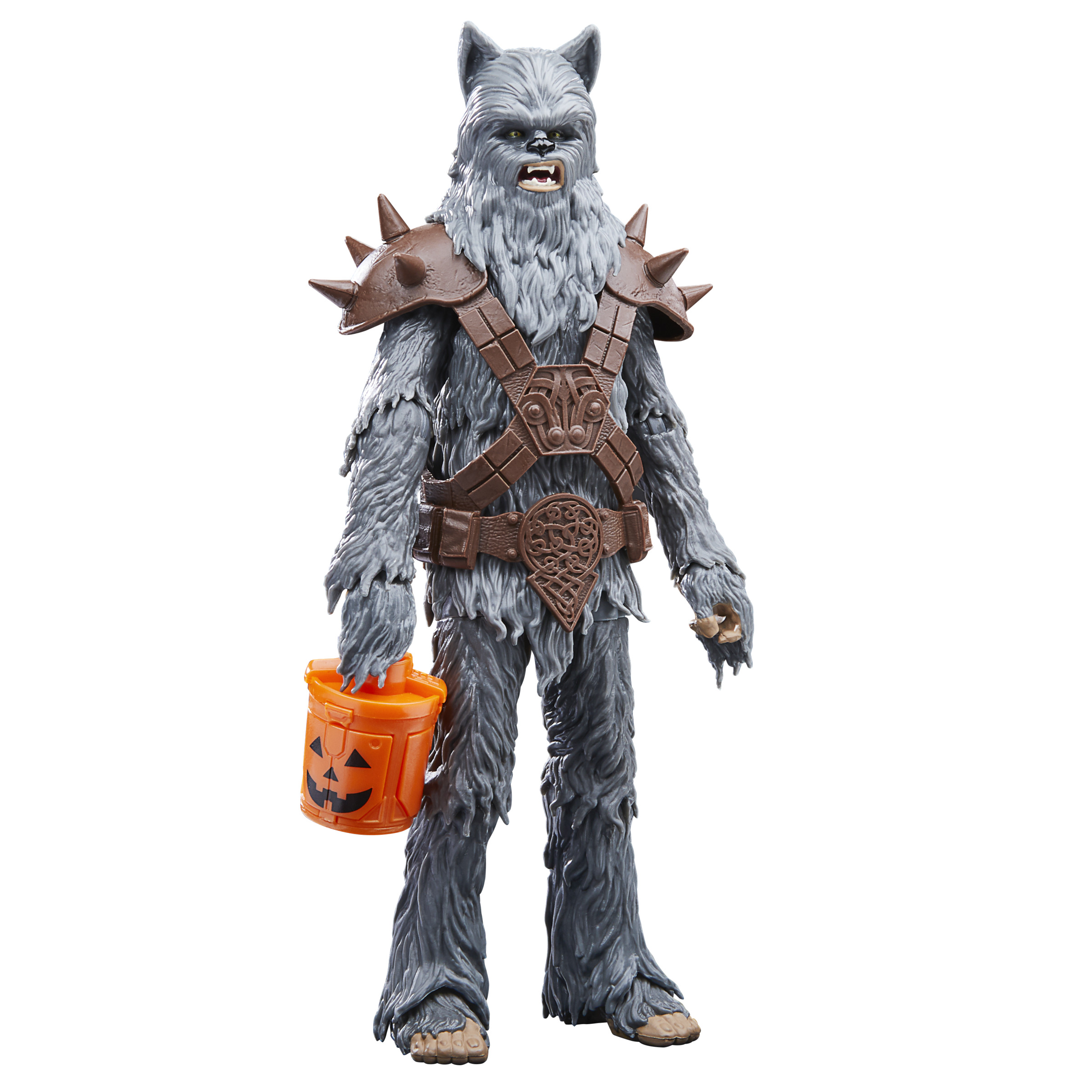 Figura de Chewbacca con cubo de Halloween. Pelo gris, cinturón marrón, sosteniendo cubo naranja. Fondo blanco.