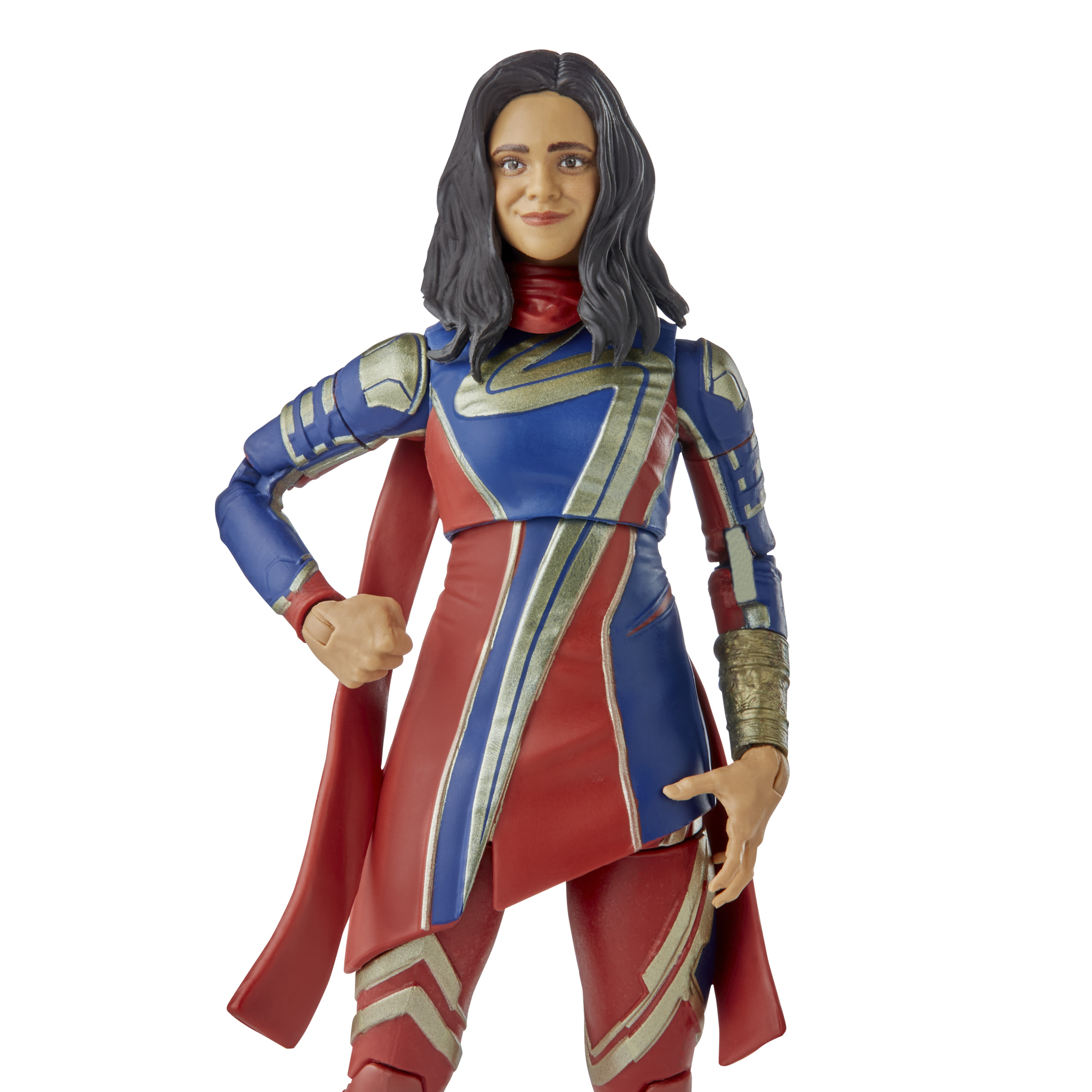 Figura de acción de Ms. Marvel, traje rojo y azul, pose segura, sobre fondo blanco.