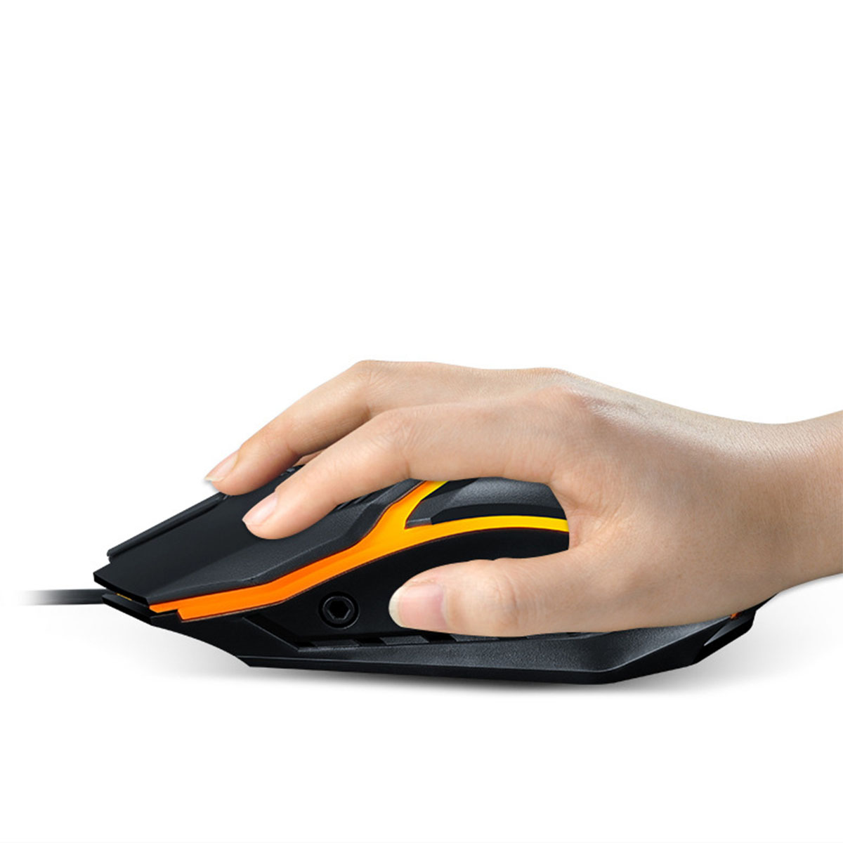 Hand hält eine schwarze Gaming-Maus mit orangen Lichtern auf weißem Hintergrund.