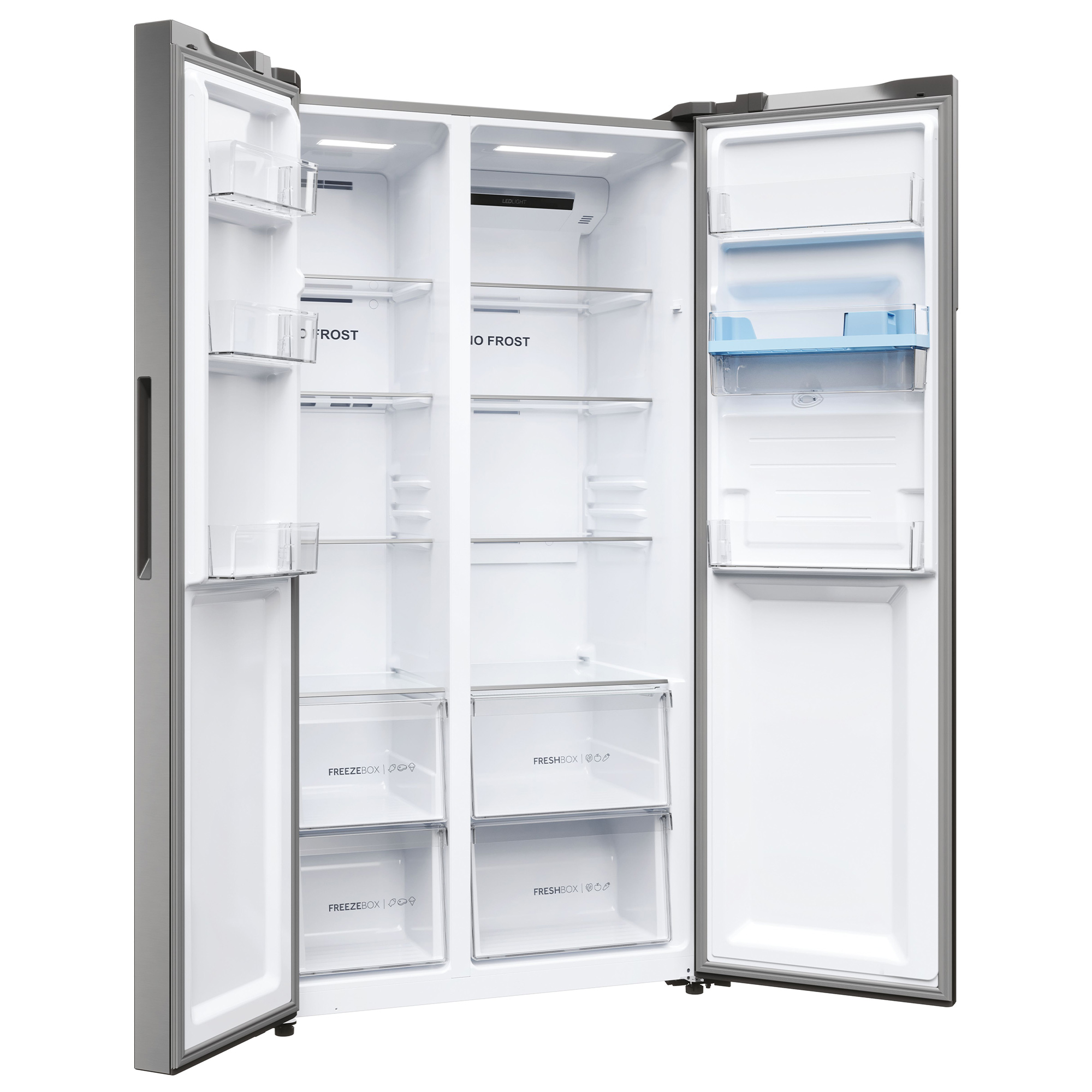 Ein Edelstahlkühlschrank mit offenen Türen, der Regale und Schubladen zeigt.