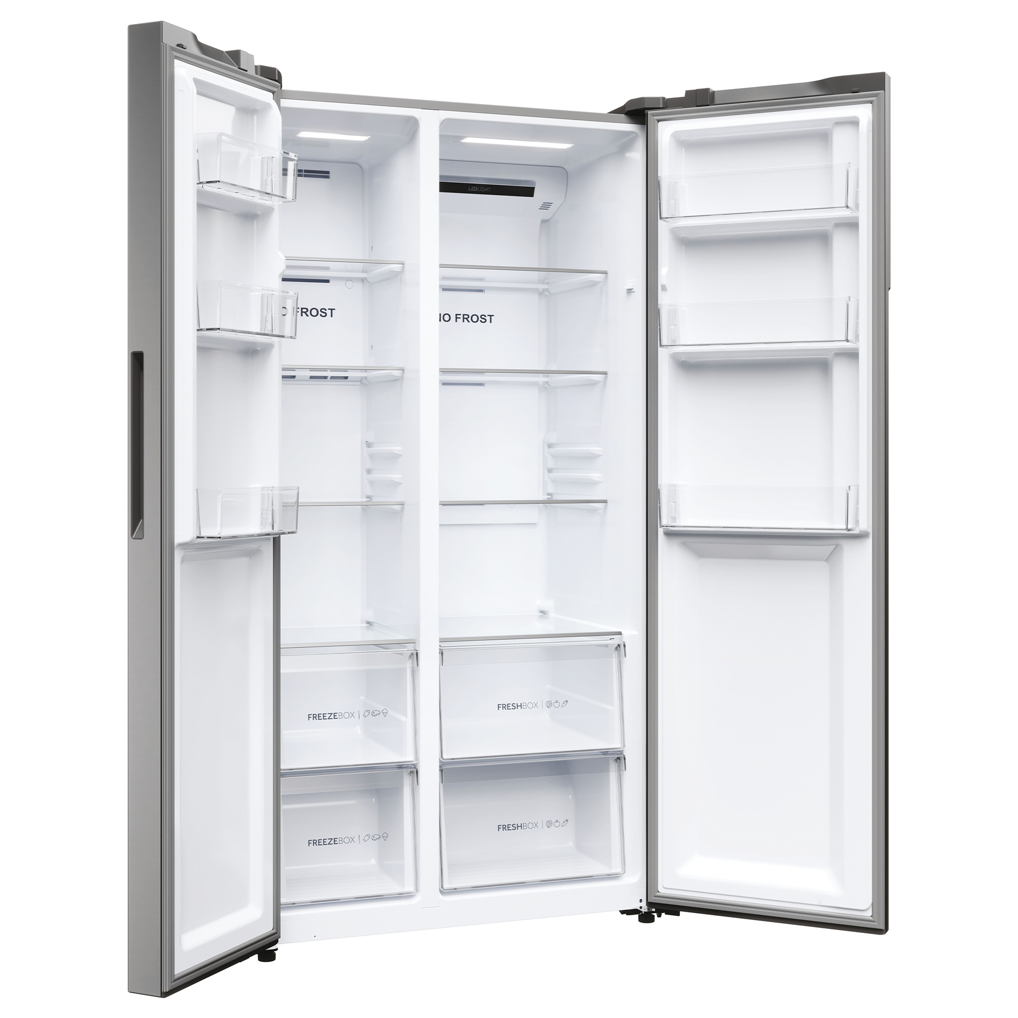 Ein Edelstahlkühlschrank mit offenen Türen, der Regale und Schubladen zeigt.