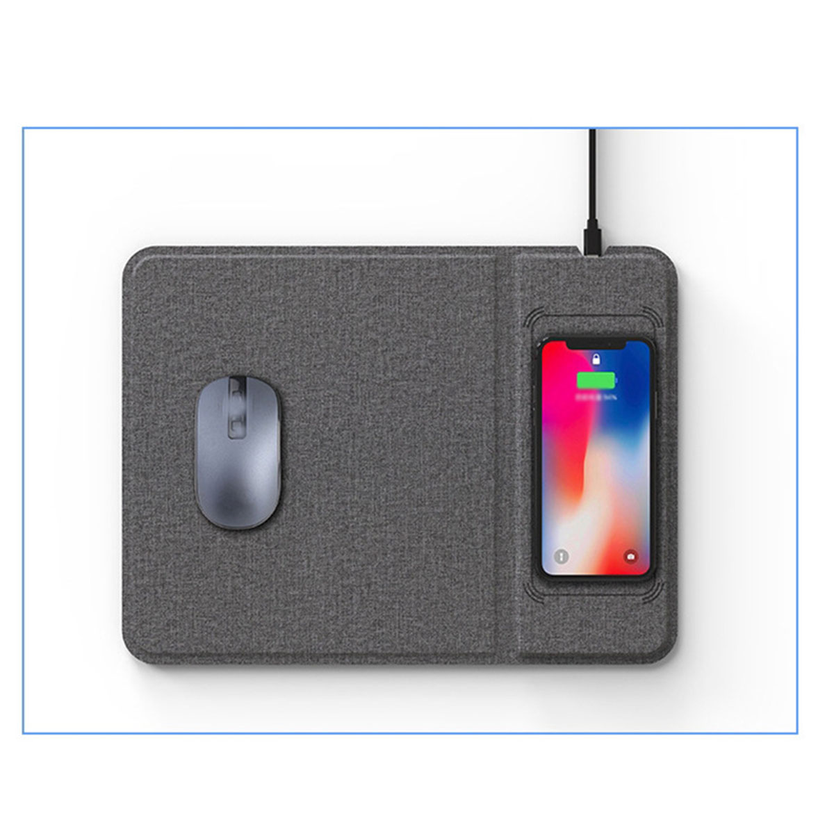 Maus und Telefon auf grauer Matte, Telefon lädt. Weißer Rand oben.