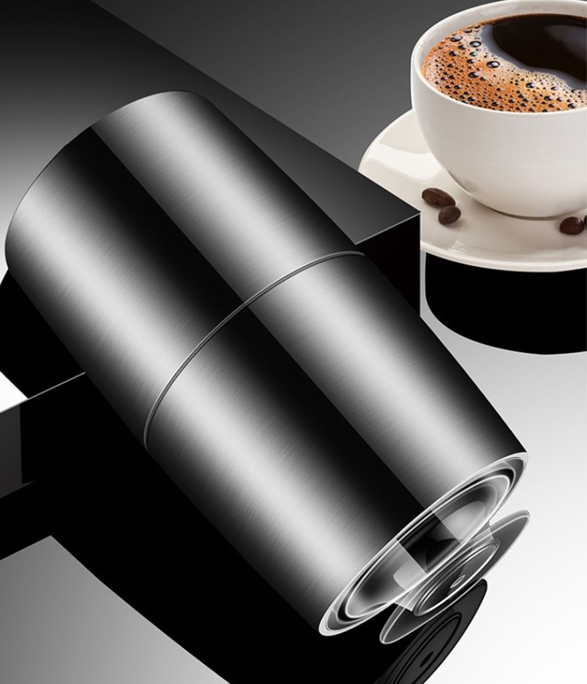 Metallbecher mit Kaffee und Kaffeebohnen im Hintergrund, auf schwarzer reflektierender Oberfläche.