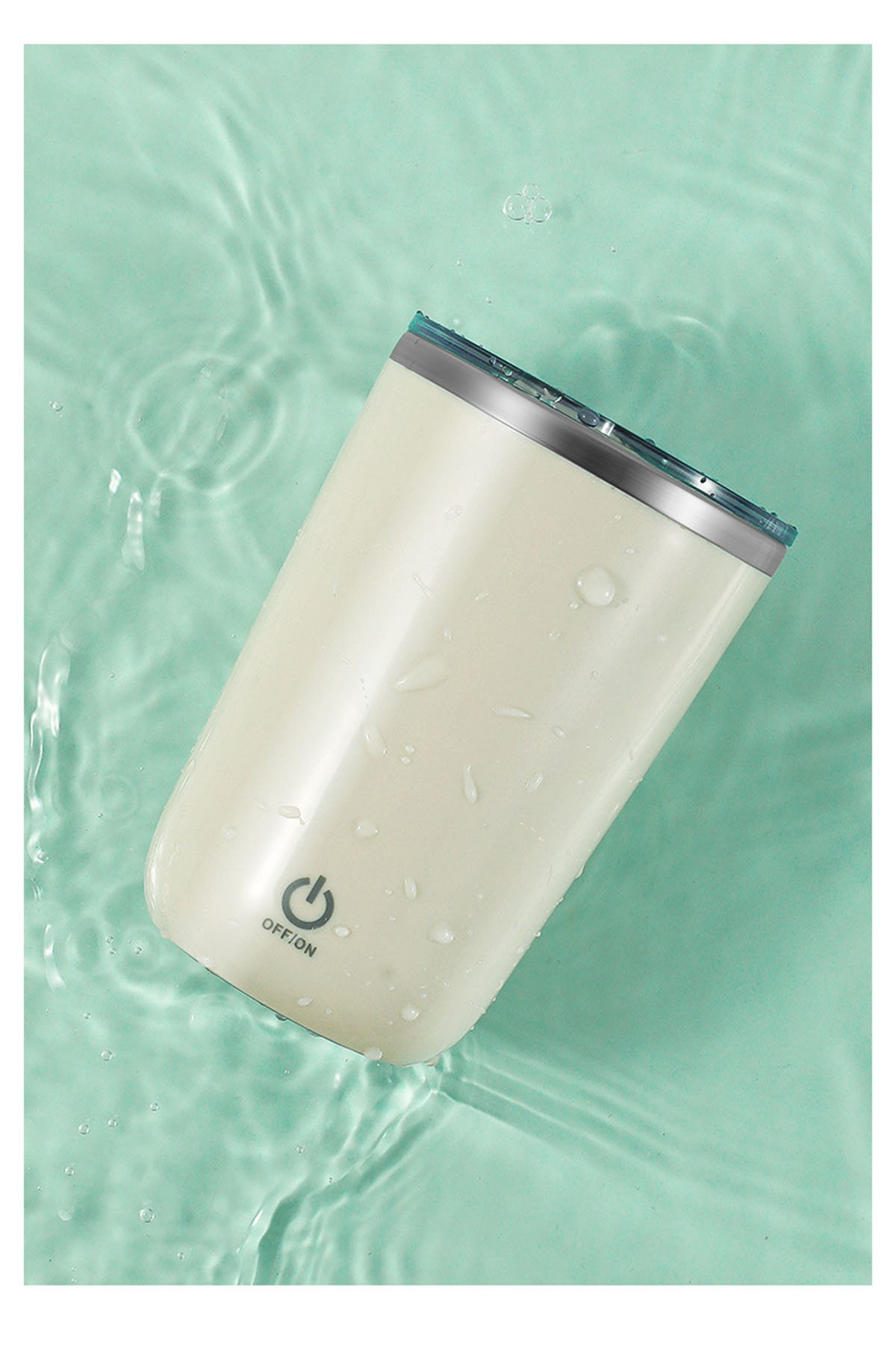 Becher cremefarben auf Wasser mit Blasen. Mit Ein-/Aus-Taste.