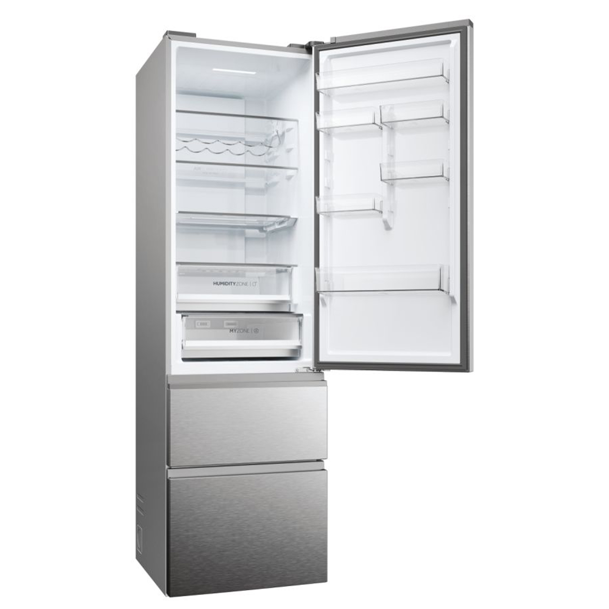 Otwarta lodówka ze stali nierdzewnej, z półkami, szufladami i białym wnętrzem. Drzwi otwarte. Białe tło.