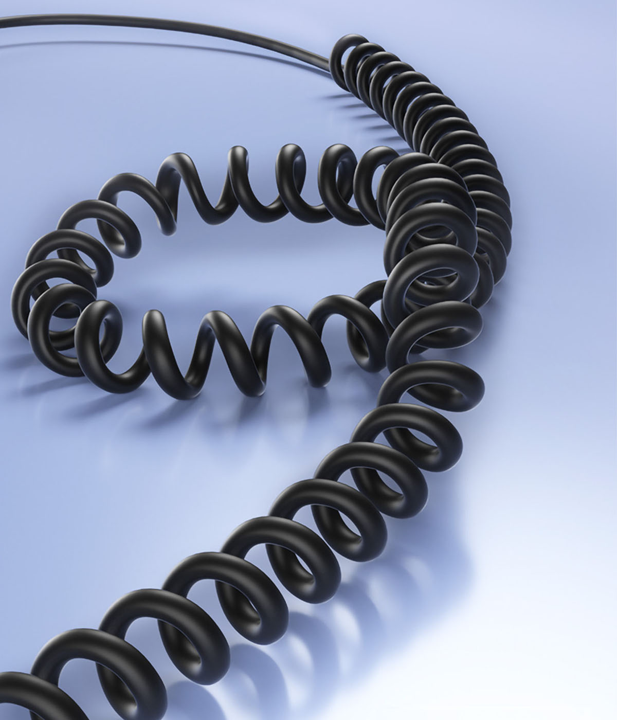 Schwarzes Spiralkabel auf blauem Grund, abstrakte Spiralform.