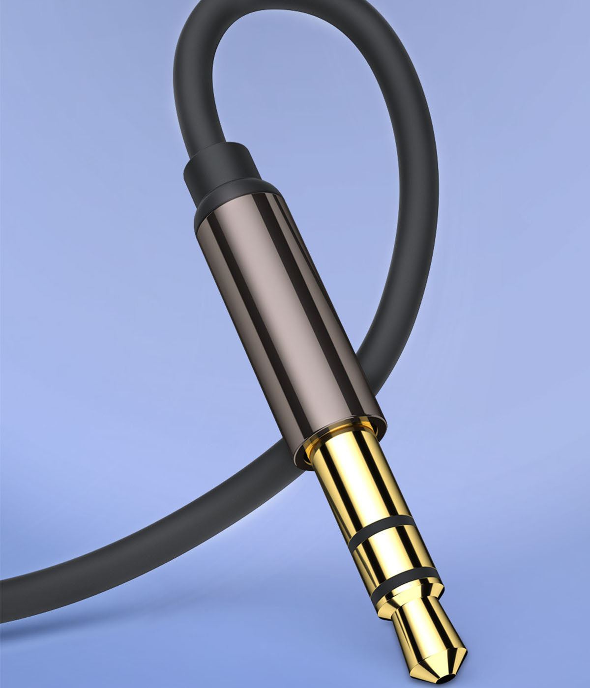 Ein Audioanschluss mit goldener Spitze, verbunden mit einem schwarzen Kabel, vor blauem Hintergrund.