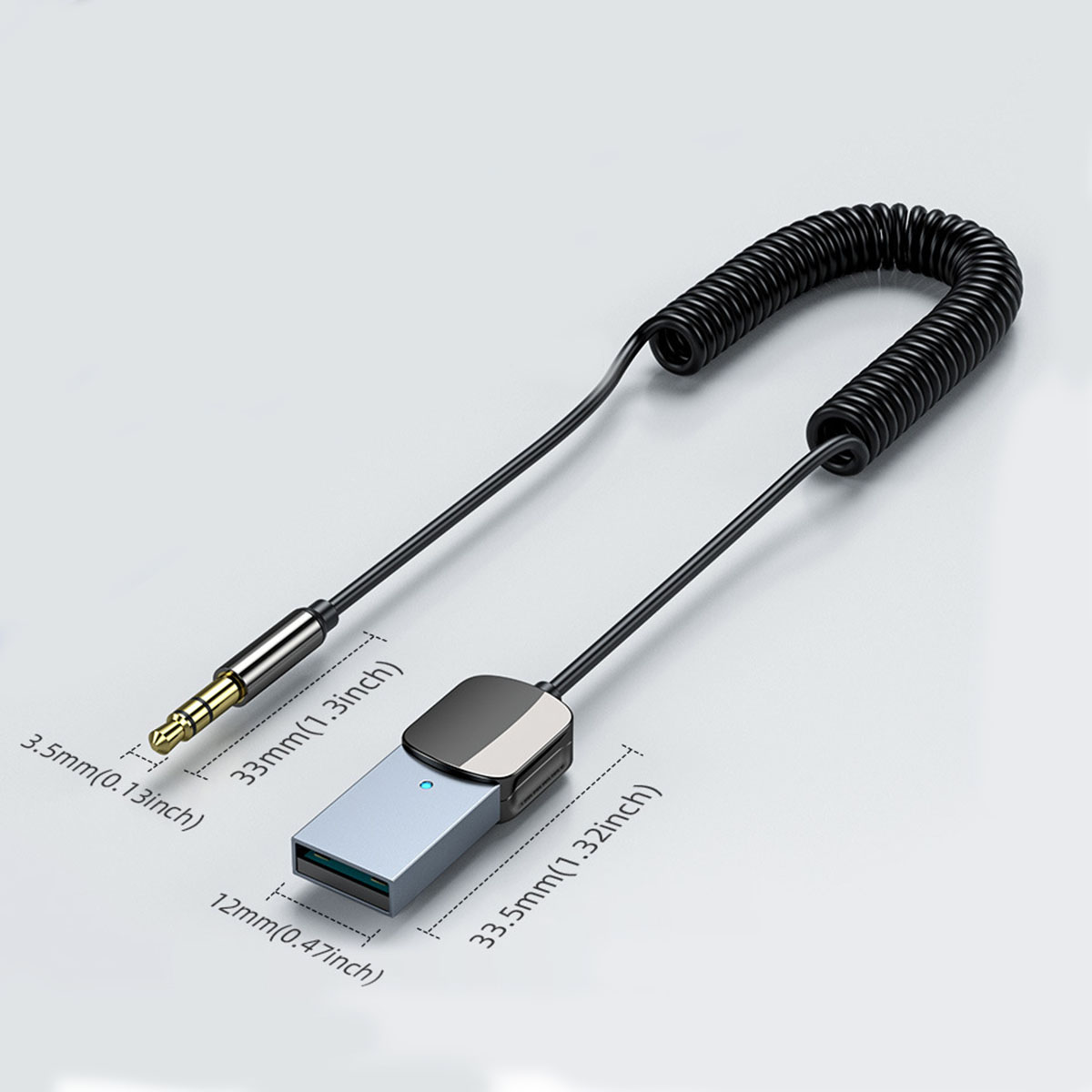 Schwarzer und silberner Audioadapter mit 3,5-mm- und USB-Anschlüssen.