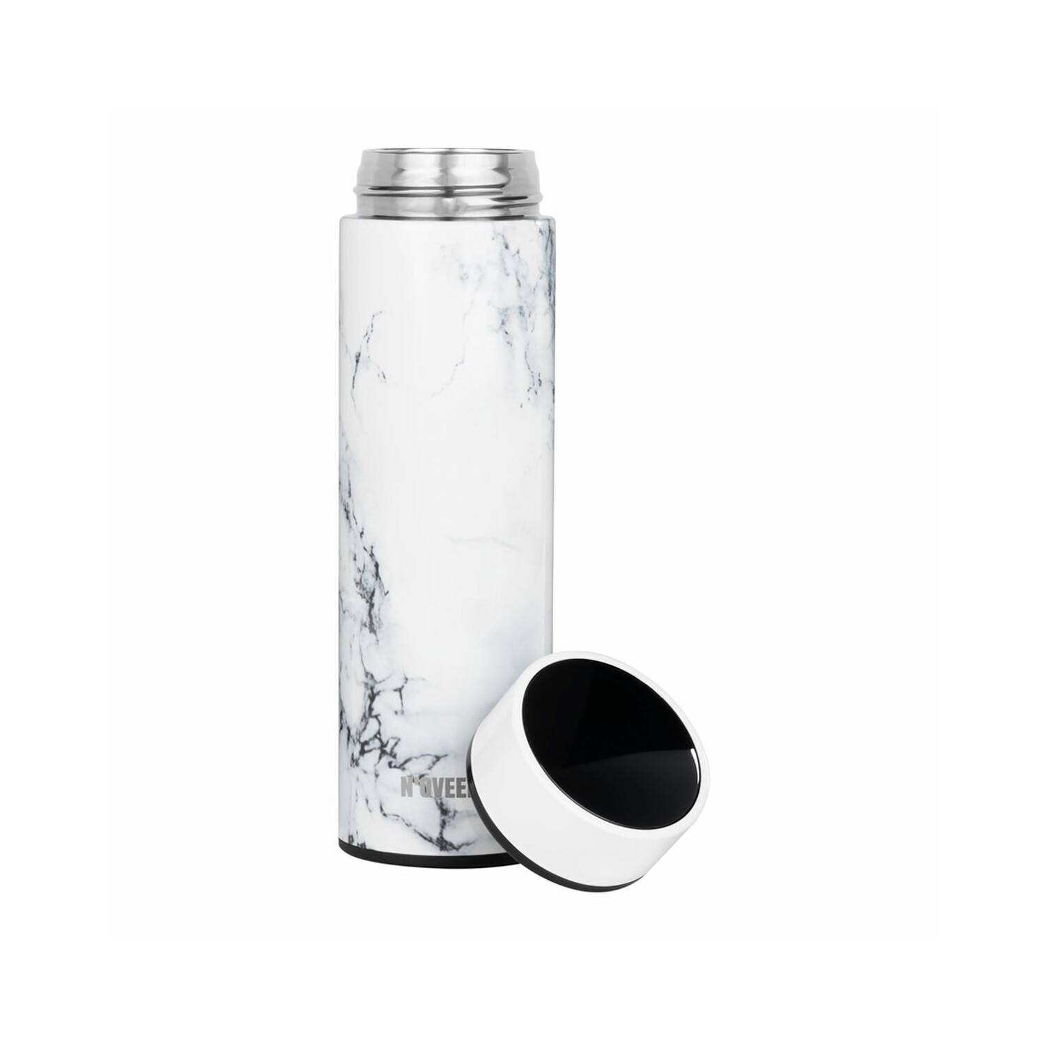 Isolierte Wasserflasche aus Edelstahl, Deckel abgenommen, auf weißer Oberfläche.