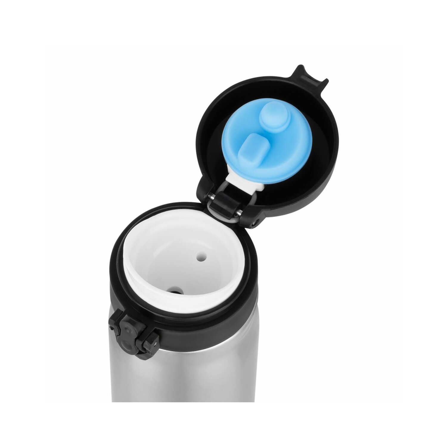 Silberne isolierte Wasserflasche mit offenem schwarzem Deckel und blauem Verschluss, auf weißem Hintergrund.
