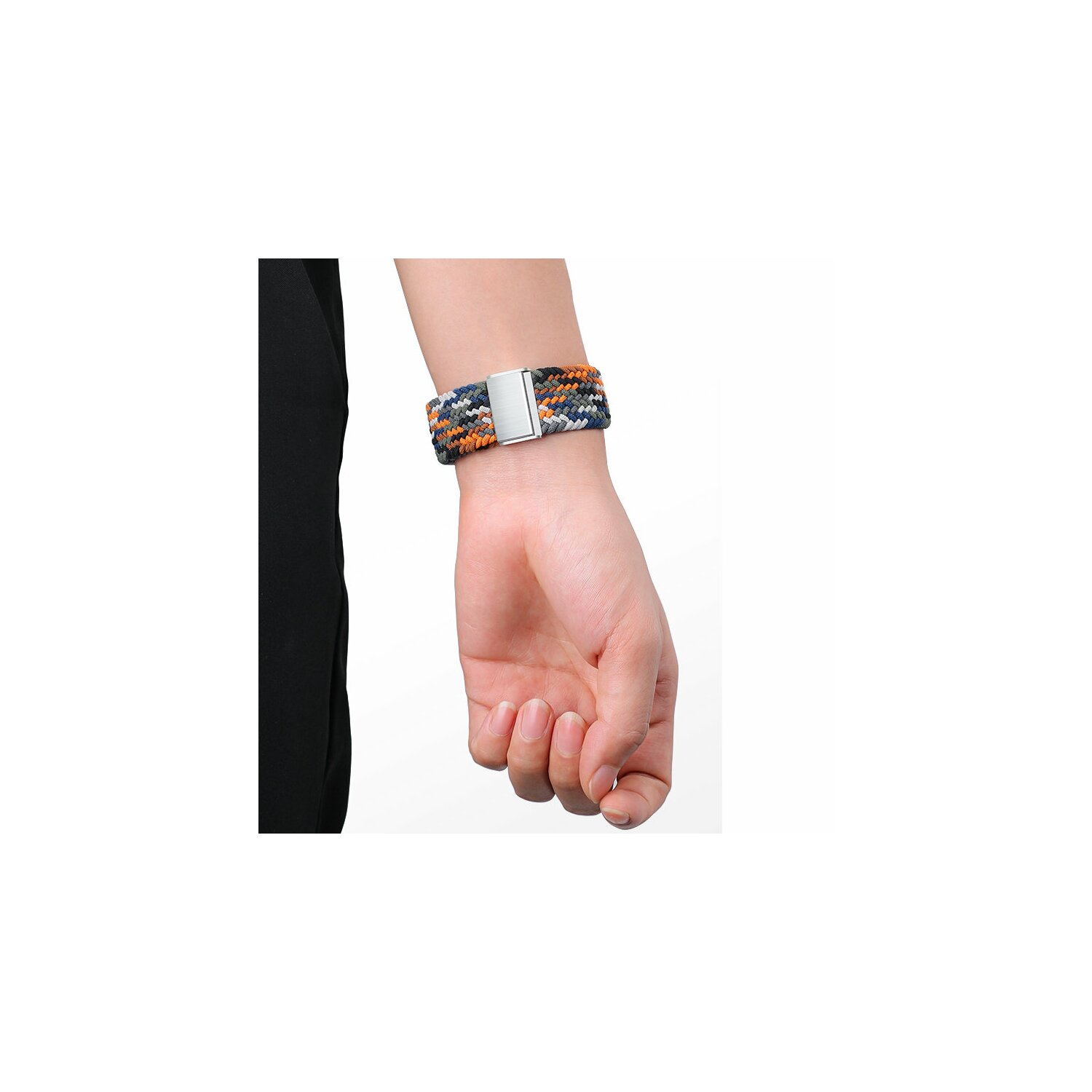 Eine Hand, die ein Armband mit einem metallischen Verschluss trägt. Das Armband besteht aus geflochtenen farbigen Strängen.