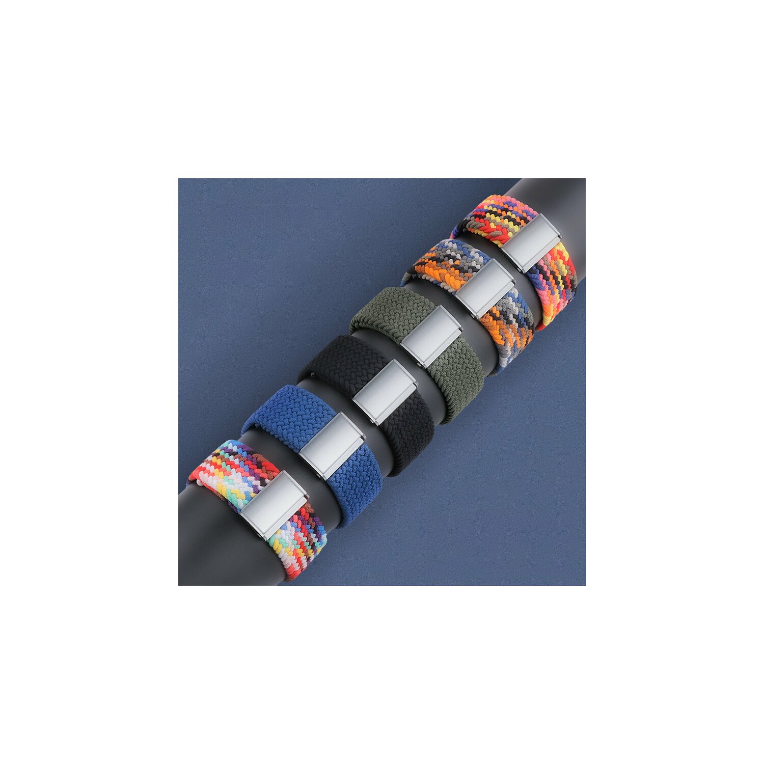 Ein Satz bunter Uhrenarmbänder mit Metallverschlüssen, auf einer Oberfläche angeordnet.