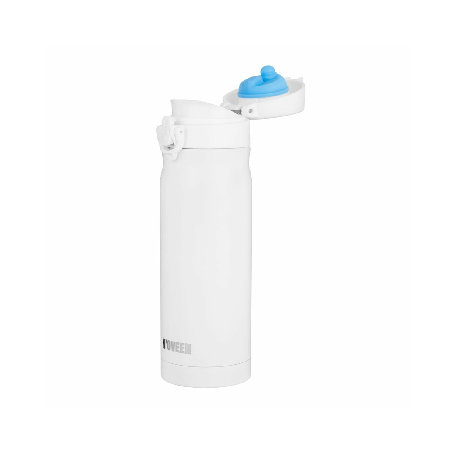 Eine weiße Wasserflasche mit blauem Deckel, geöffnet, vor weißem Hintergrund.