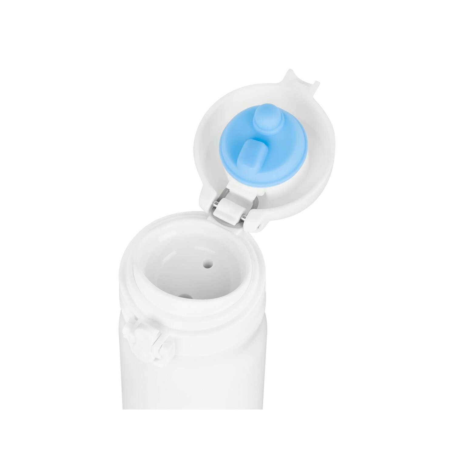 Weiße Wasserflasche mit blauem Deckel, geöffnet. Die Flasche hat ein Loch in der Mitte. Weißer Hintergrund.