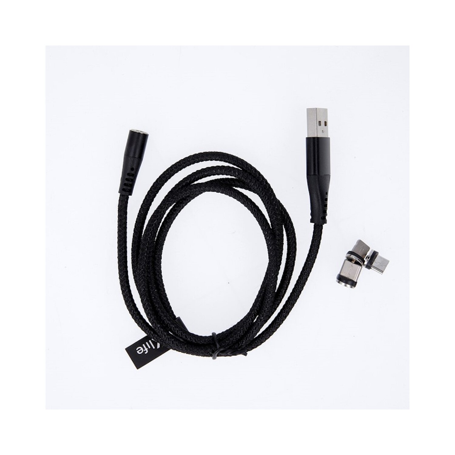 Schwarzes Ladekabel mit USB- und anderem Anschluss sowie einem kleinen Adapter auf weißem Untergrund.