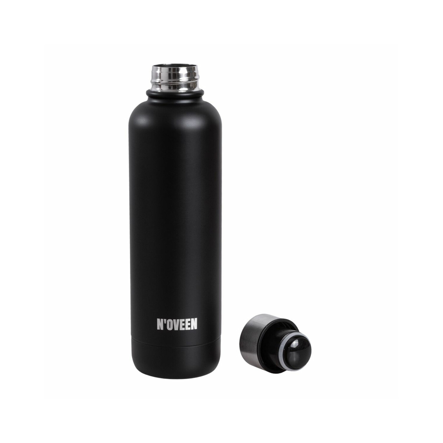 Schwarze Wasserflasche, offen, auf weißem Hintergrund.